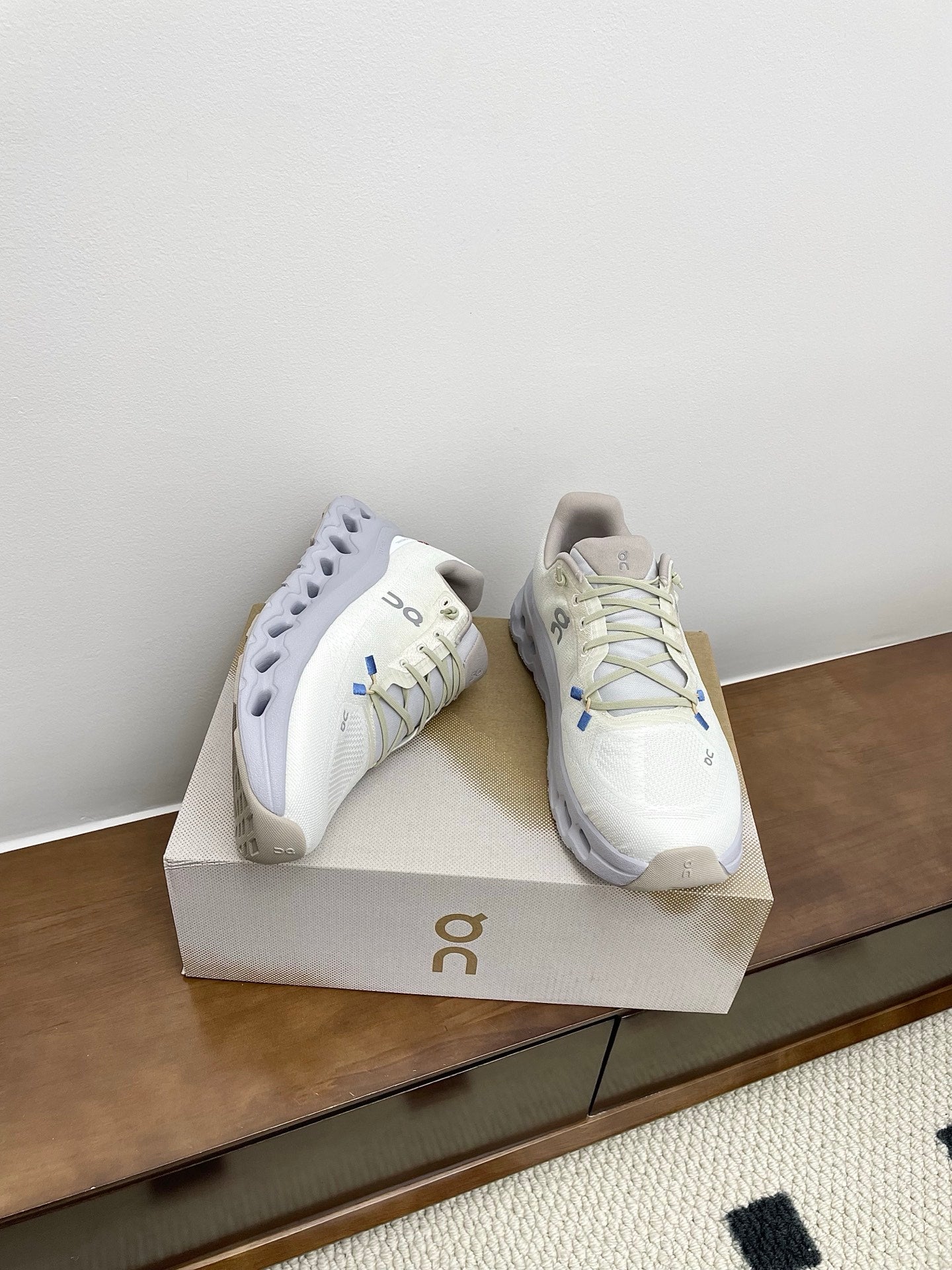 LOEWE 26S КРОСІВКИ CLOUDTILT З БІЛОГО ТА СВІТЛО-СІРОГО ПЕРЕРОБЛЕНОГО ПОЛІЕСТЕРУ