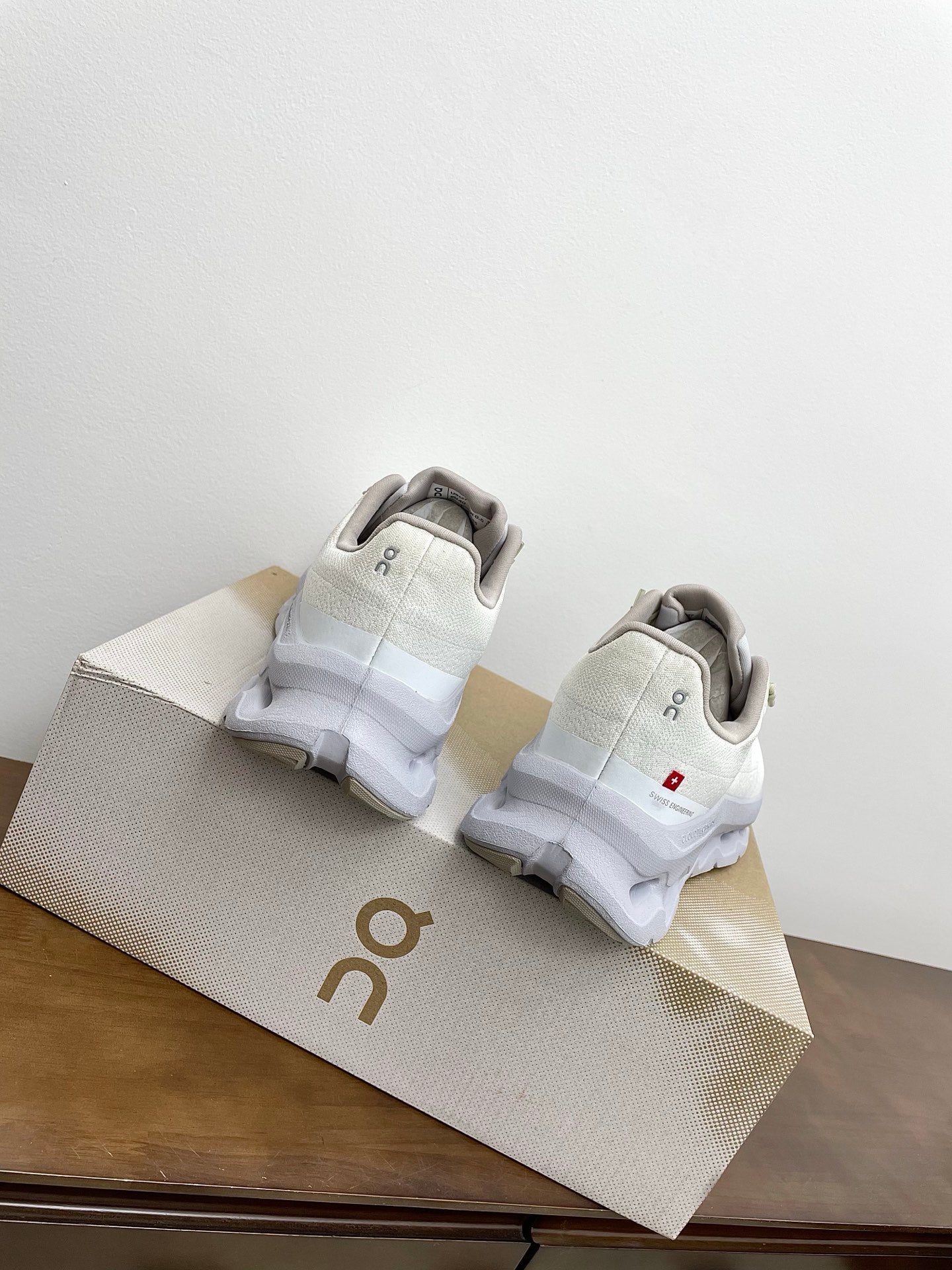 LOEWE 26S КРОСІВКИ CLOUDTILT З БІЛОГО ТА СВІТЛО-СІРОГО ПЕРЕРОБЛЕНОГО ПОЛІЕСТЕРУ