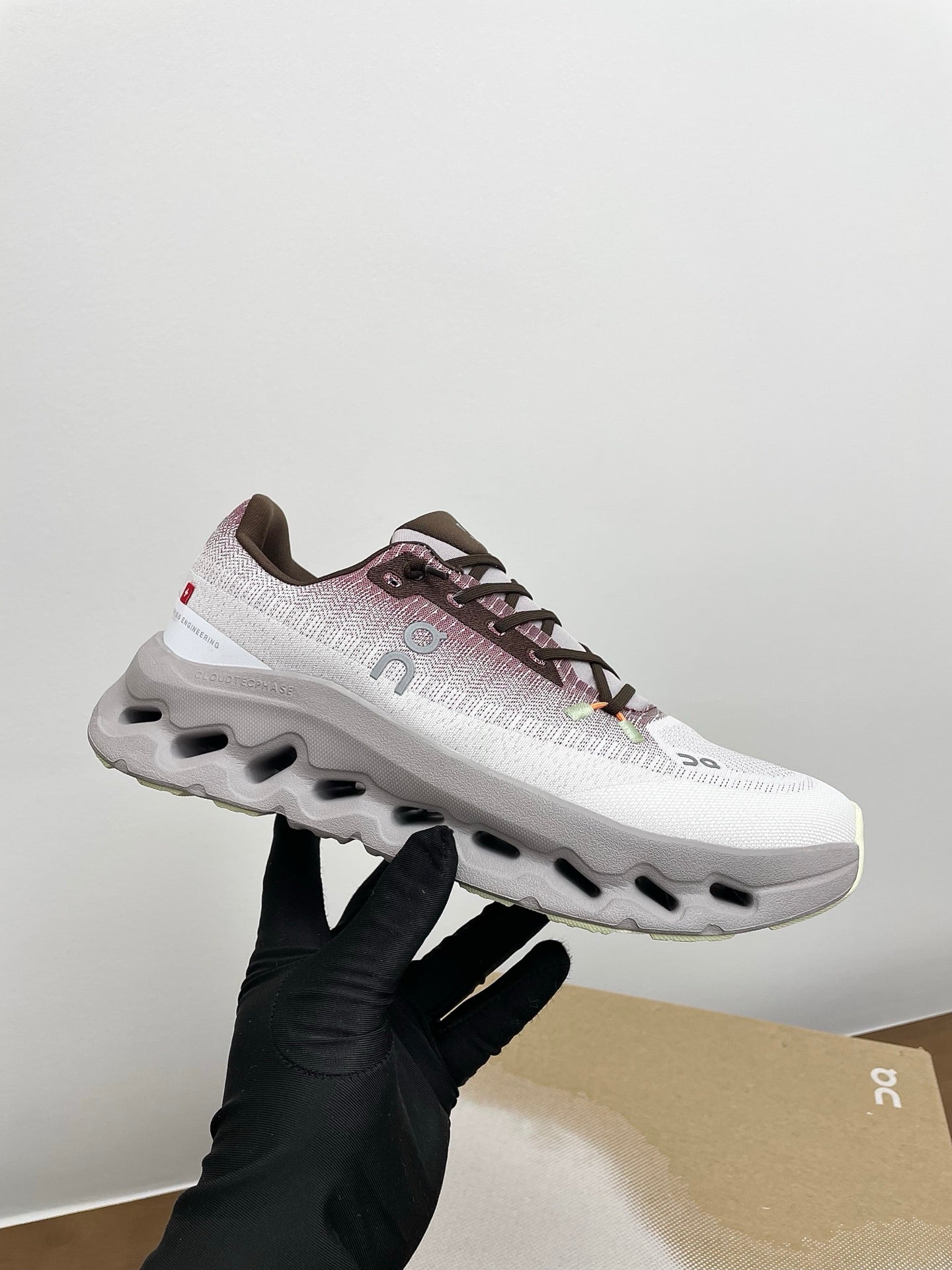КРОСІВКИ LOEWE 26S CLOUDTILT ТЕМНО-КОРИЧНЕВІ З ПЕРЕРОБЛЕНОГО ПОЛІЕСТЕРУ КОЛЬОРУ СЛОНОВОЇ КІСТКИ