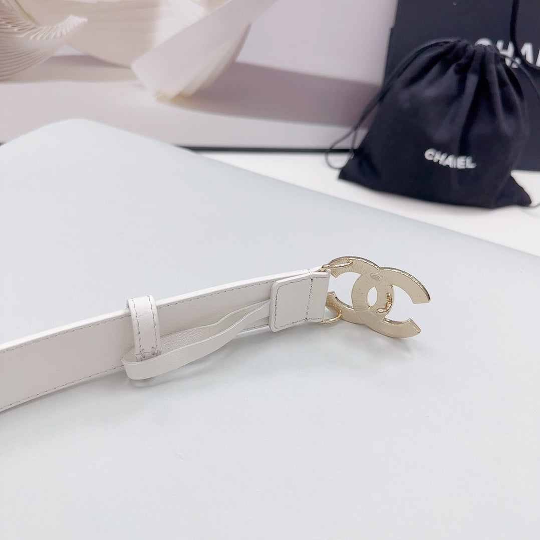 CC 30MM BELT IN WHITE SMOOTH CALFSKIN METAL LOGO GOLD HARDWARE - 30