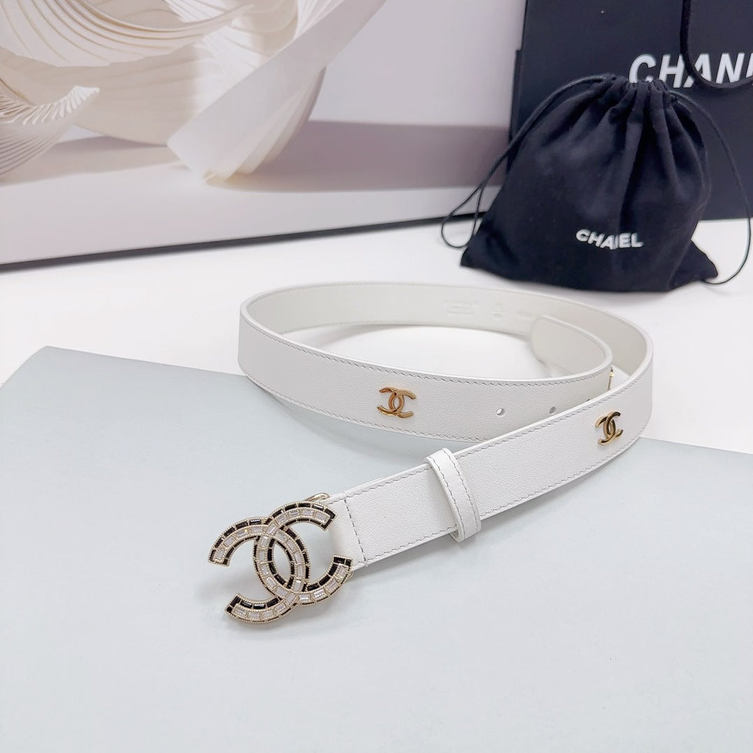 CC 30MM BELT IN WHITE SMOOTH CALFSKIN METAL LOGO GOLD HARDWARE - 30
