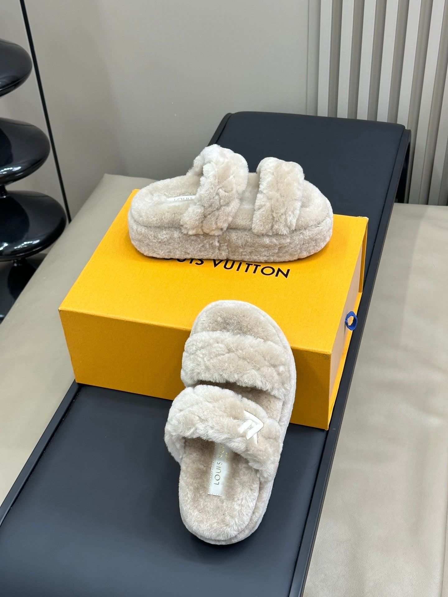 LV WOMEN SUNSET PLATFORM COMFORT MULE IN BEIGE FLEECE - 35