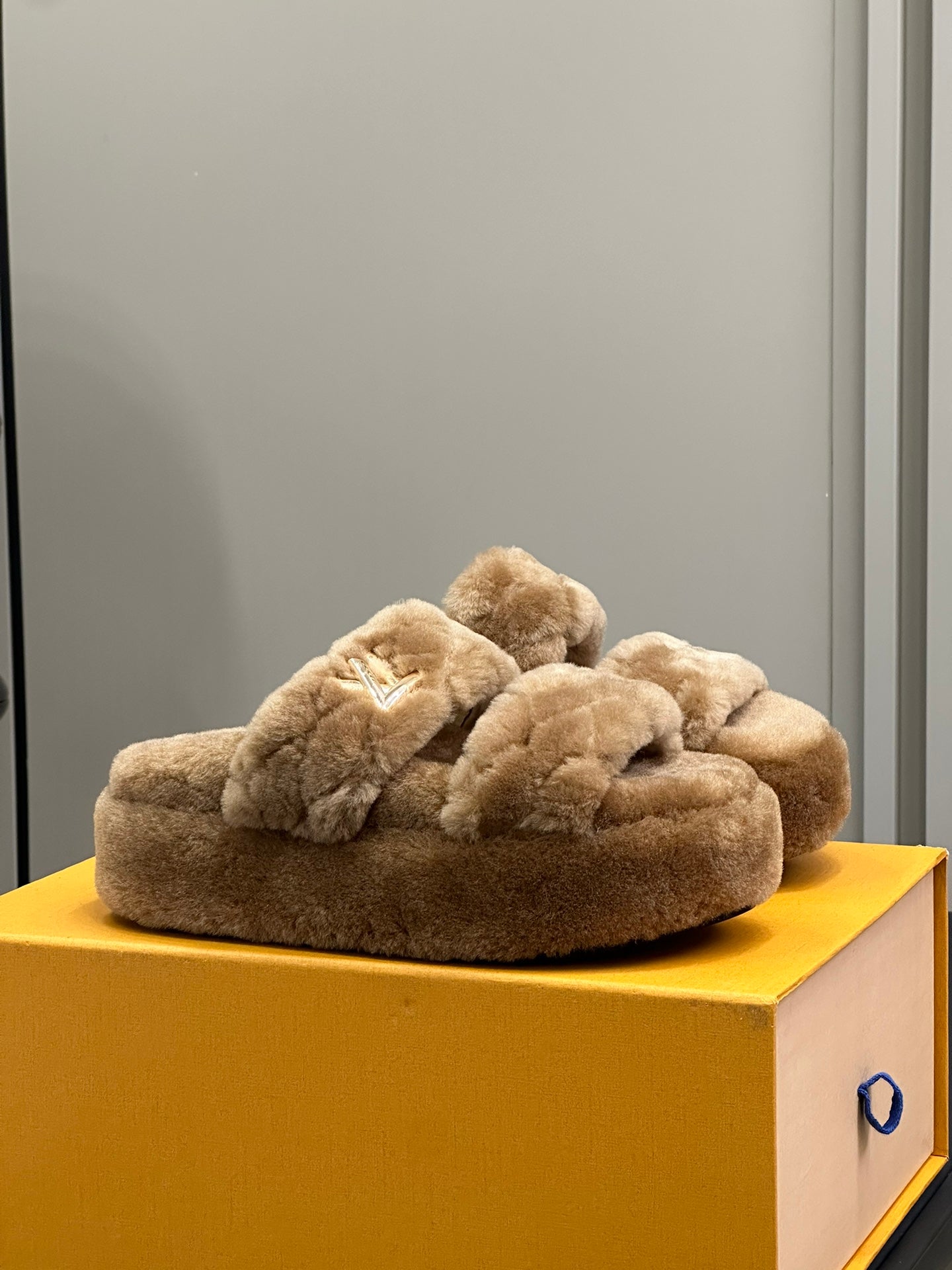 LV WOMEN'S DAD SANDAL MULE IN CAMEL BROWN FLEECE - 35