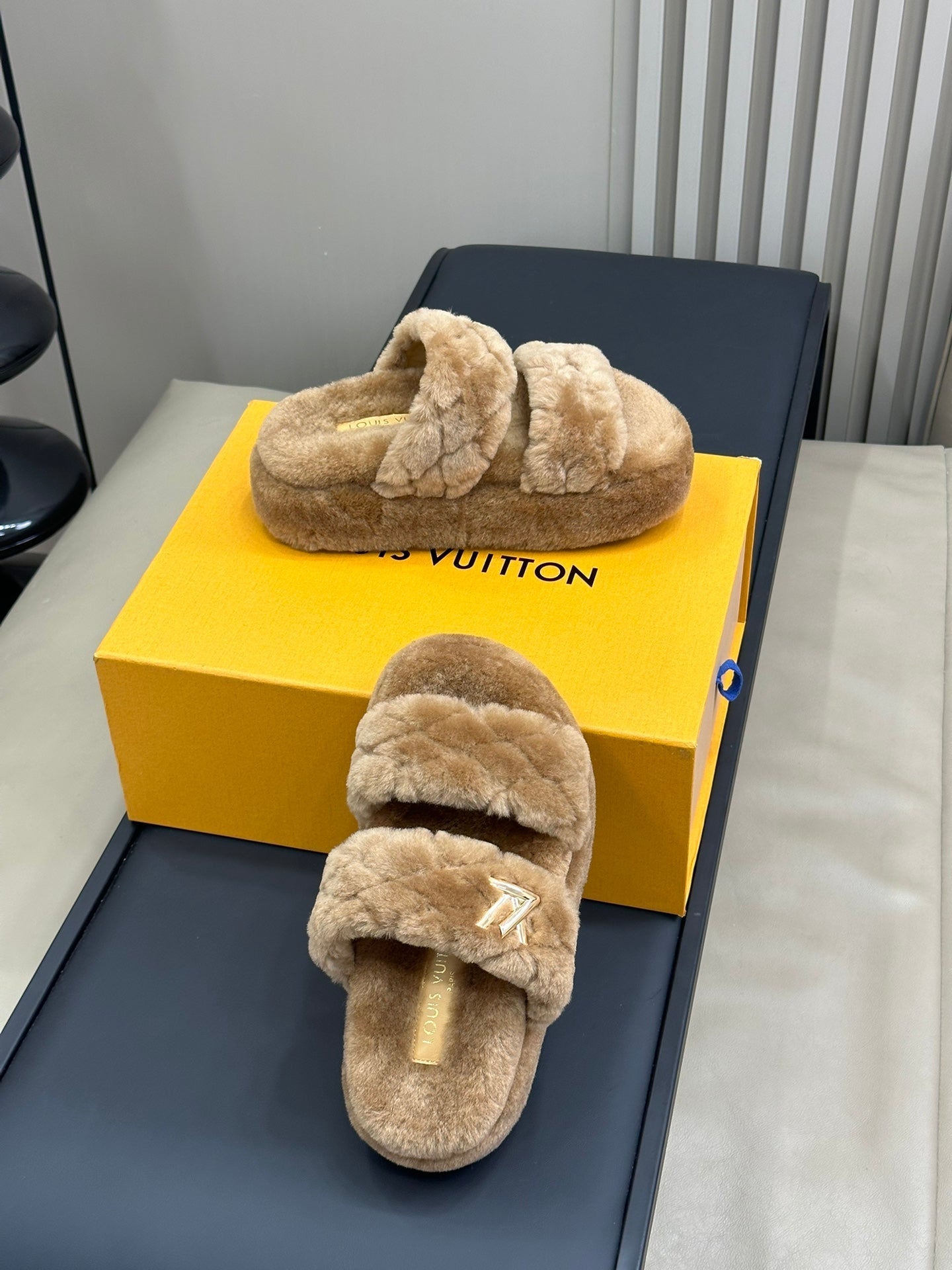 LV WOMEN'S DAD SANDAL MULE IN CAMEL BROWN FLEECE - 35
