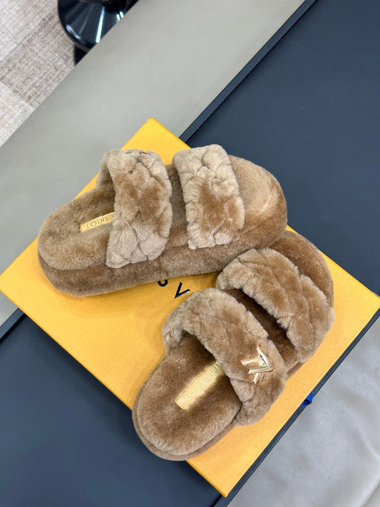 LV ЖІНОЧІ ШЛІПАНЦІ DAD SANDAL З КАШЕМІРУ КОЛЬОРУ КЕМЕЛ – 35