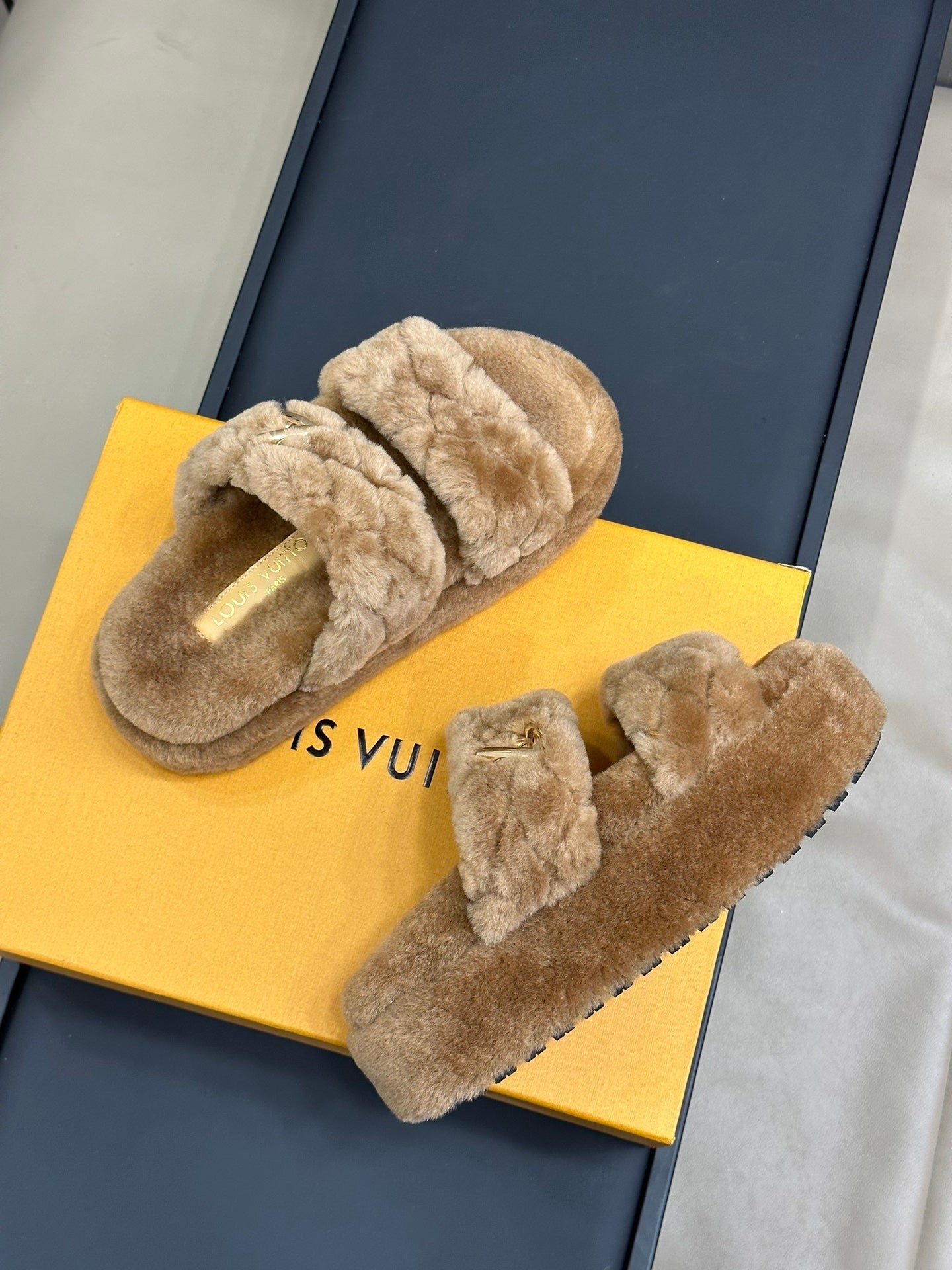 LV WOMEN'S DAD SANDAL MULE IN CAMEL BROWN FLEECE - 35