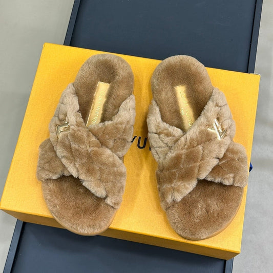 LV WOMEN'S SUNSET COMFORT FLAT MULE IN CAMEL BROWN FLEECE - 35