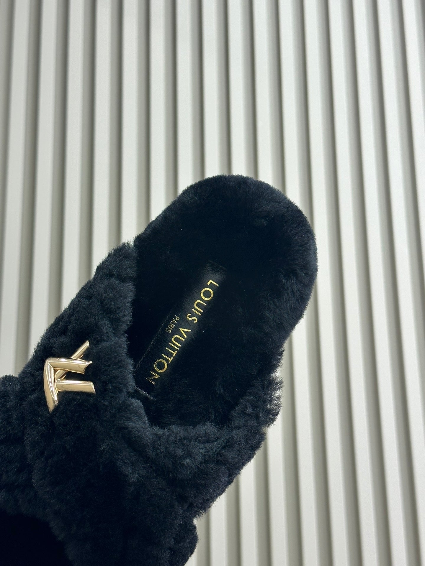 LV WOMEN'S SUNSET COMFORT FLAT MULE IN BLACK FLEECE - 35