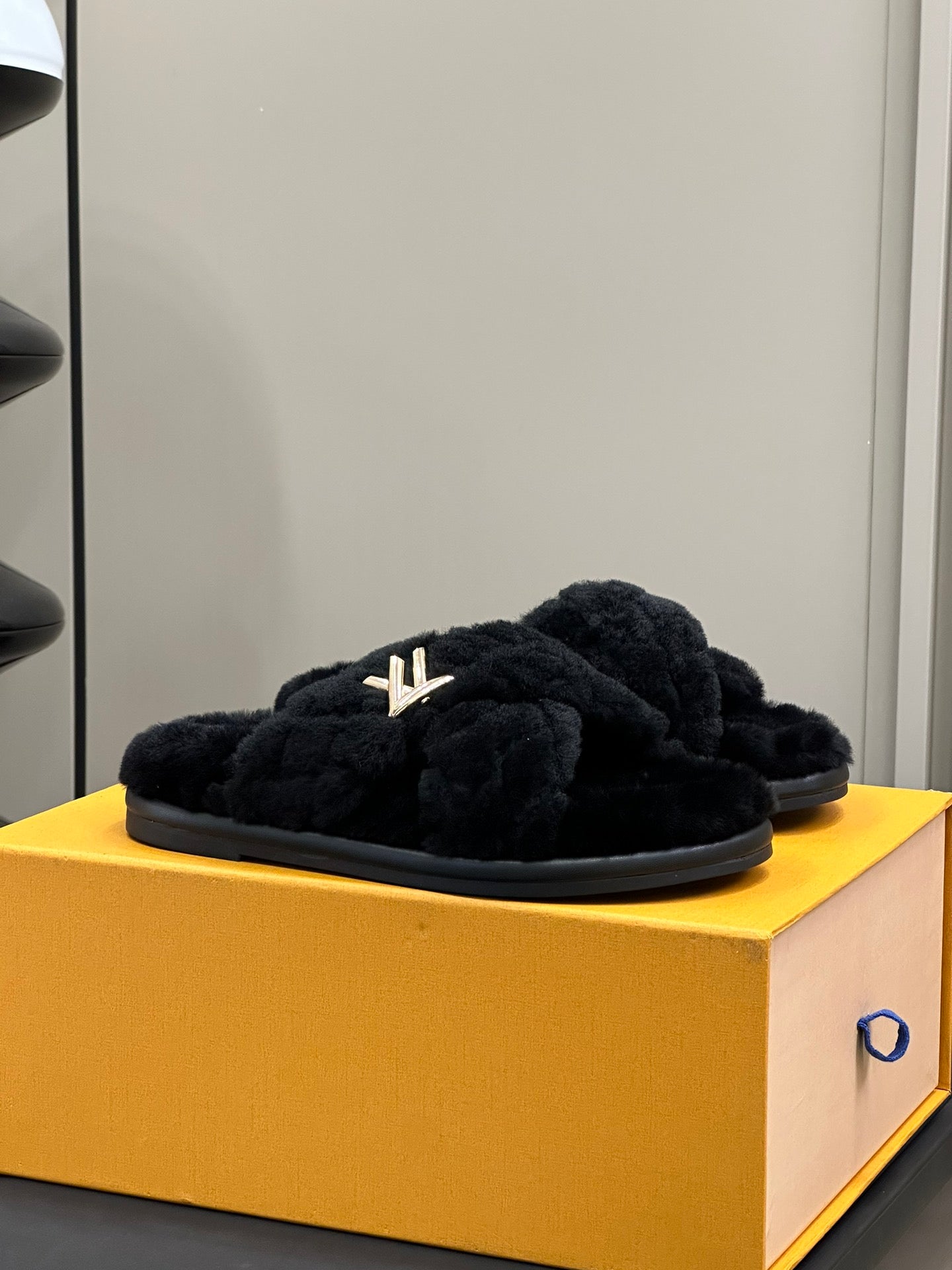 LV WOMEN'S SUNSET COMFORT FLAT MULE IN BLACK FLEECE - 35