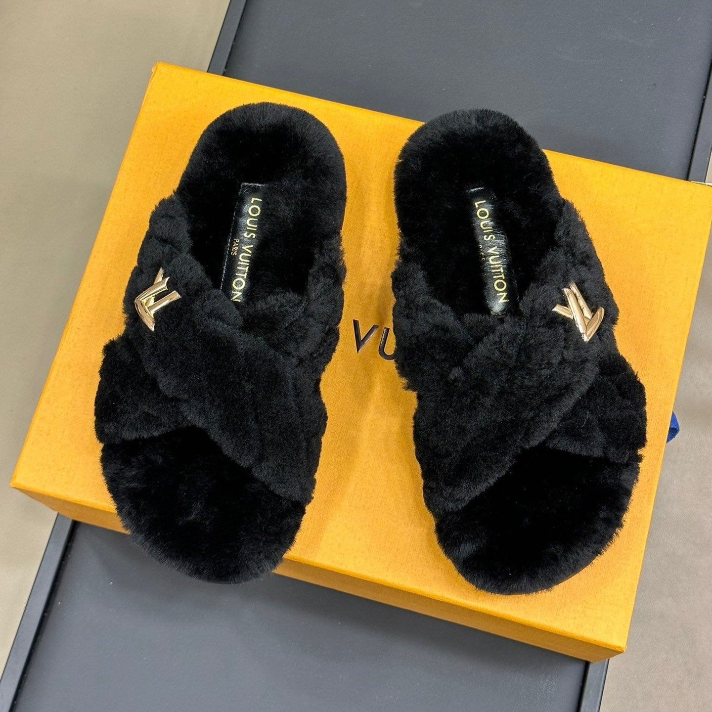 LV WOMEN'S SUNSET COMFORT FLAT MULE IN BLACK FLEECE - 35