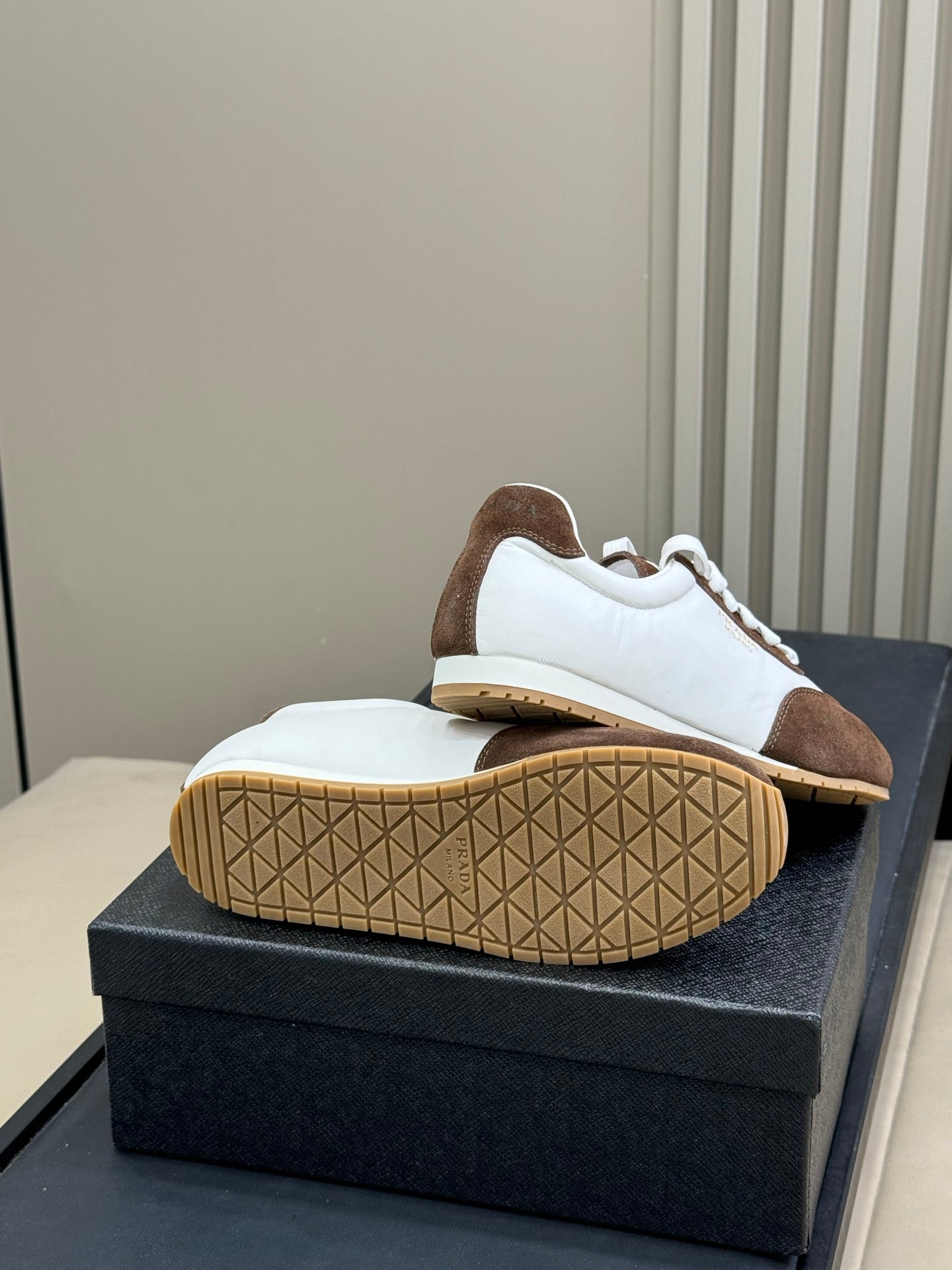 PRADA 25S SNEAKER IN WHITE MIX BROWN SUEDE STYLE 1 - 35