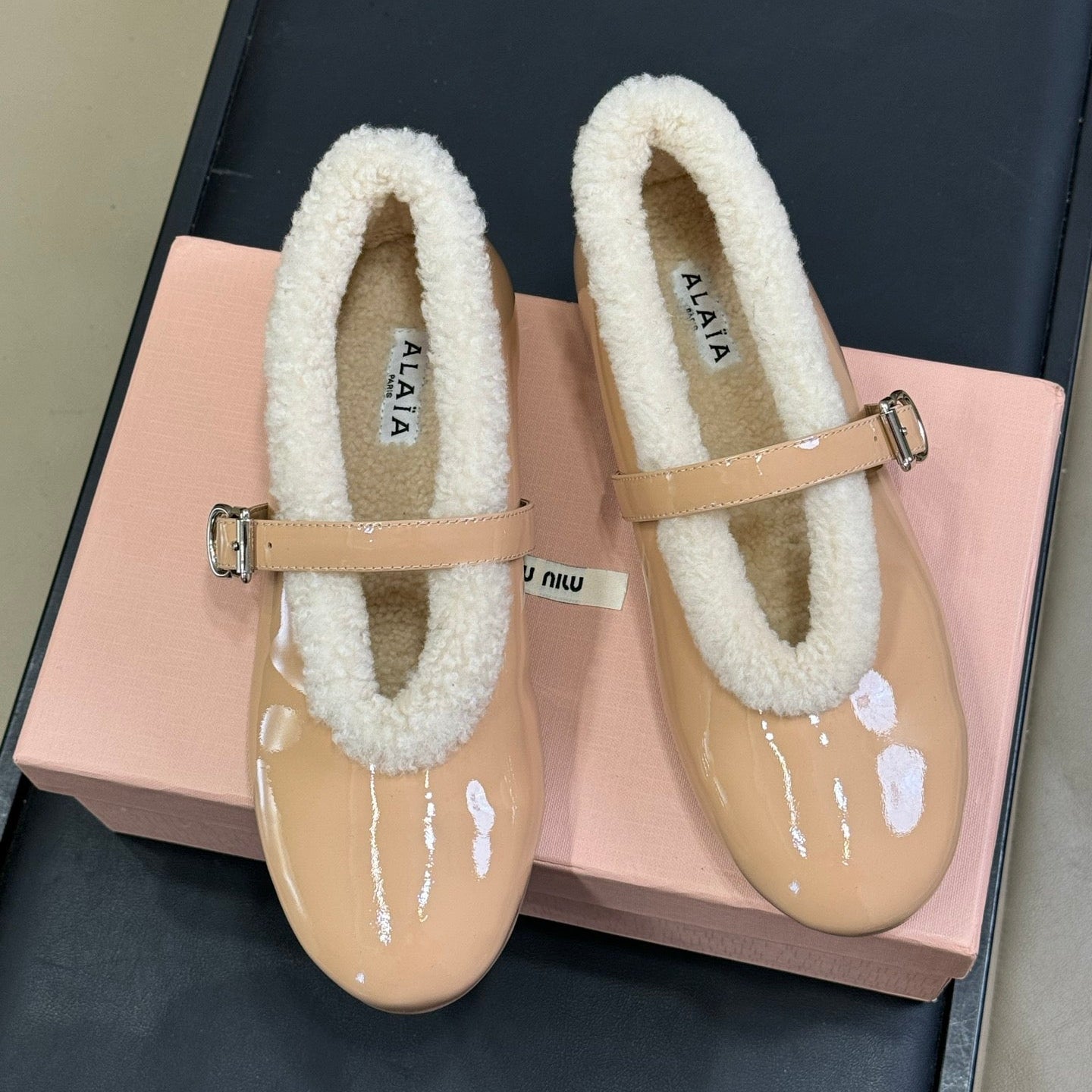 ALAIA 25S MARY JANE SHEARLING FLATS IN DARK NUDE GLOSSY CALFSKIN - 35
