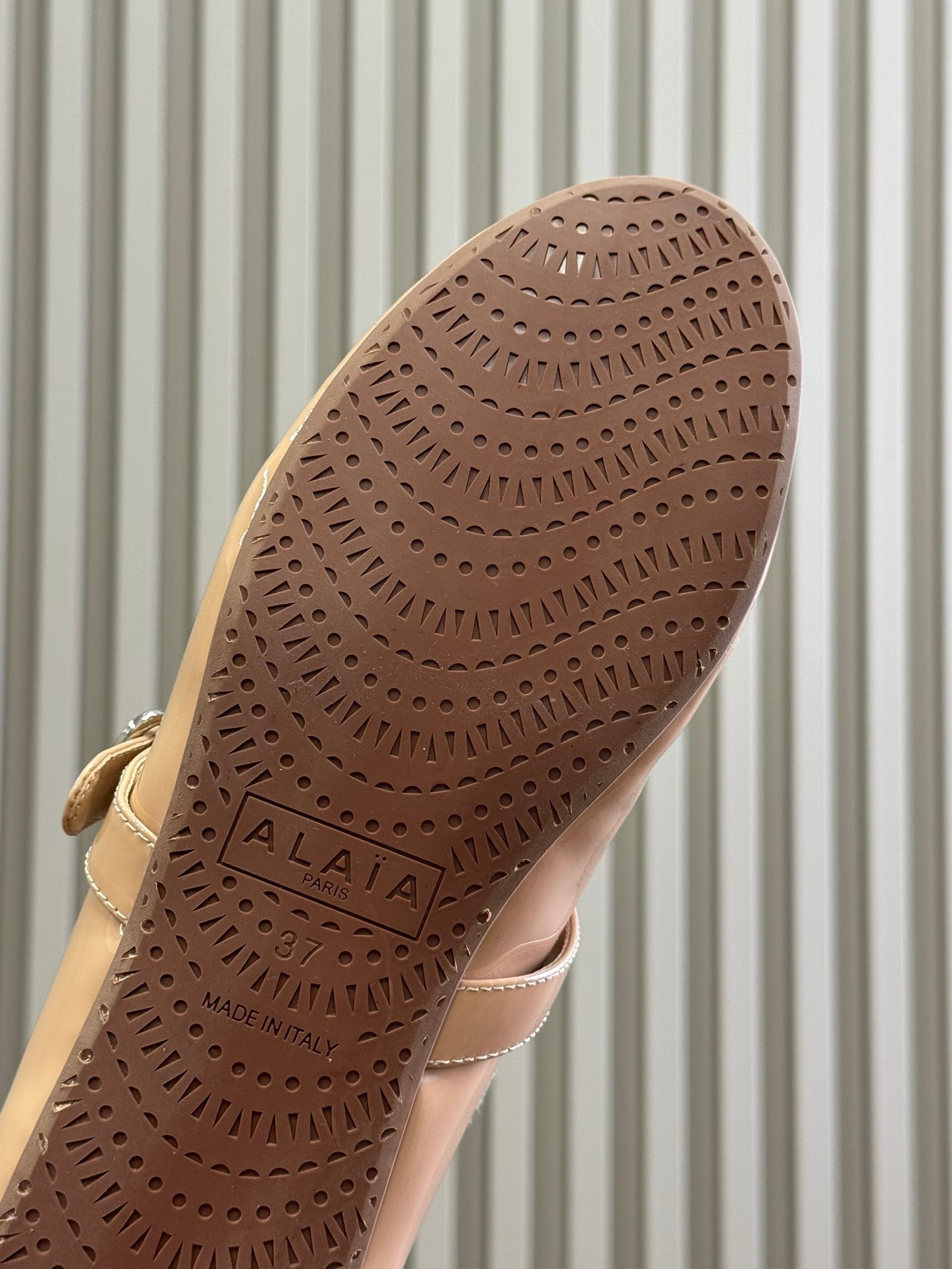 ALAIA 25S MARY JANE SHEARLING FLATS IN DARK NUDE GLOSSY CALFSKIN - 35
