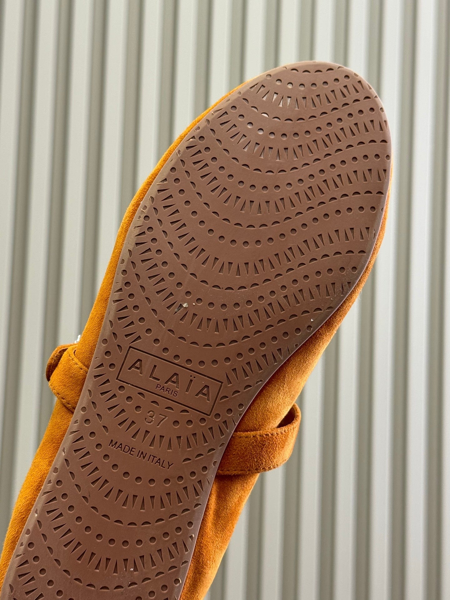 ALAIA 25S MARY JANE SHEARLING FLATS IN DARK CARAMEL SUEDE - 35
