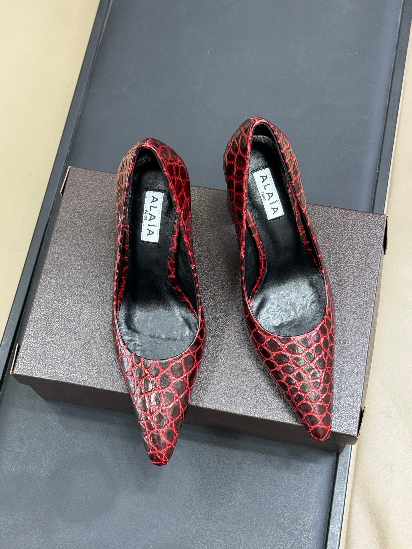 ALAIA 25S POINTY TOE PUMPS CROCODILE-EMBOSSED 90MM IN BURGUNDY CALFSKIN - 35