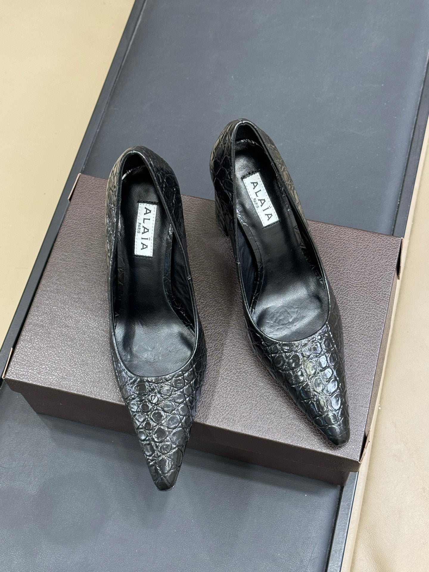 ALAIA 25S POINTY TOE PUMPS 90MM IN BLACK CALFSKIN - 35
