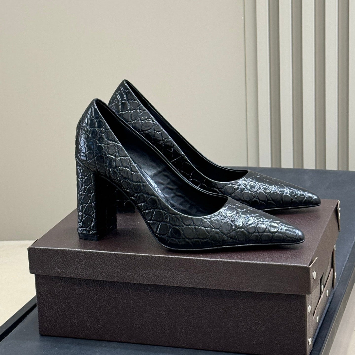 ALAIA 25S POINTY TOE PUMPS 90MM IN BLACK CALFSKIN - 35
