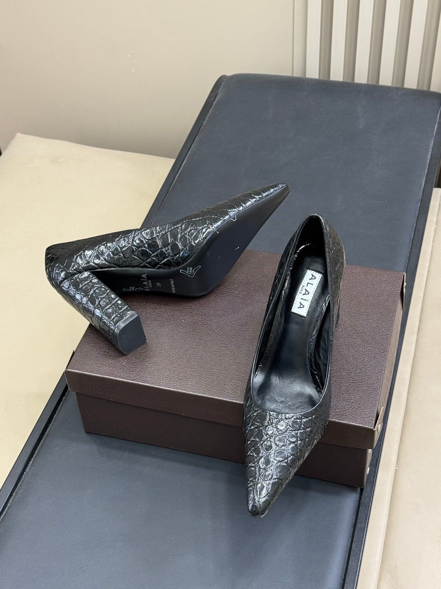 ALAIA 25S POINTY TOE PUMPS 90MM IN BLACK CALFSKIN - 35