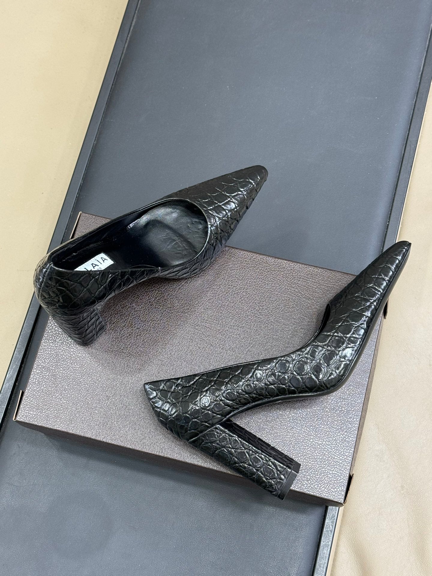 ALAIA 25S POINTY TOE PUMPS 90MM IN BLACK CALFSKIN - 35