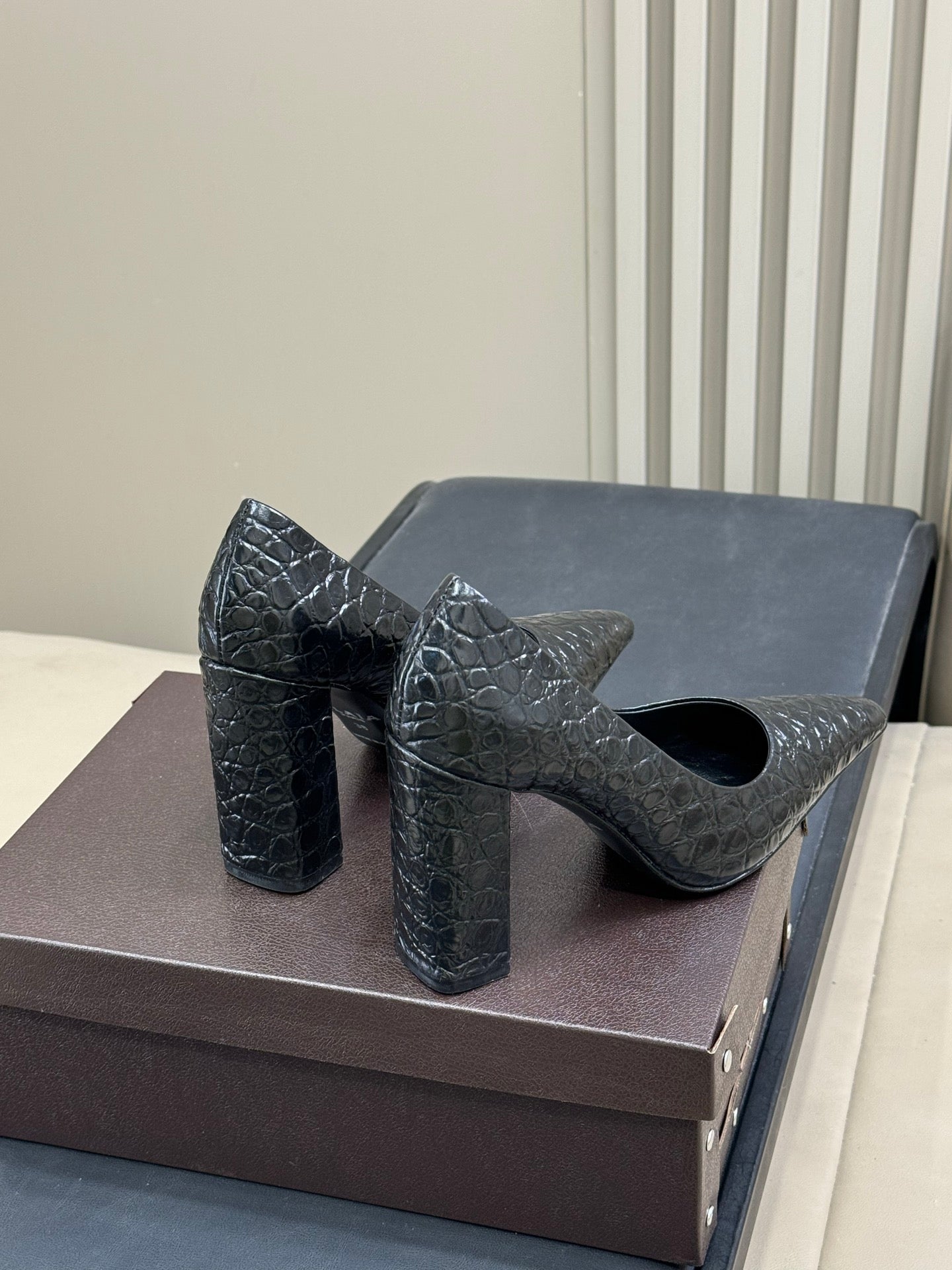 ALAIA 25S POINTY TOE PUMPS 90MM IN BLACK CALFSKIN - 35