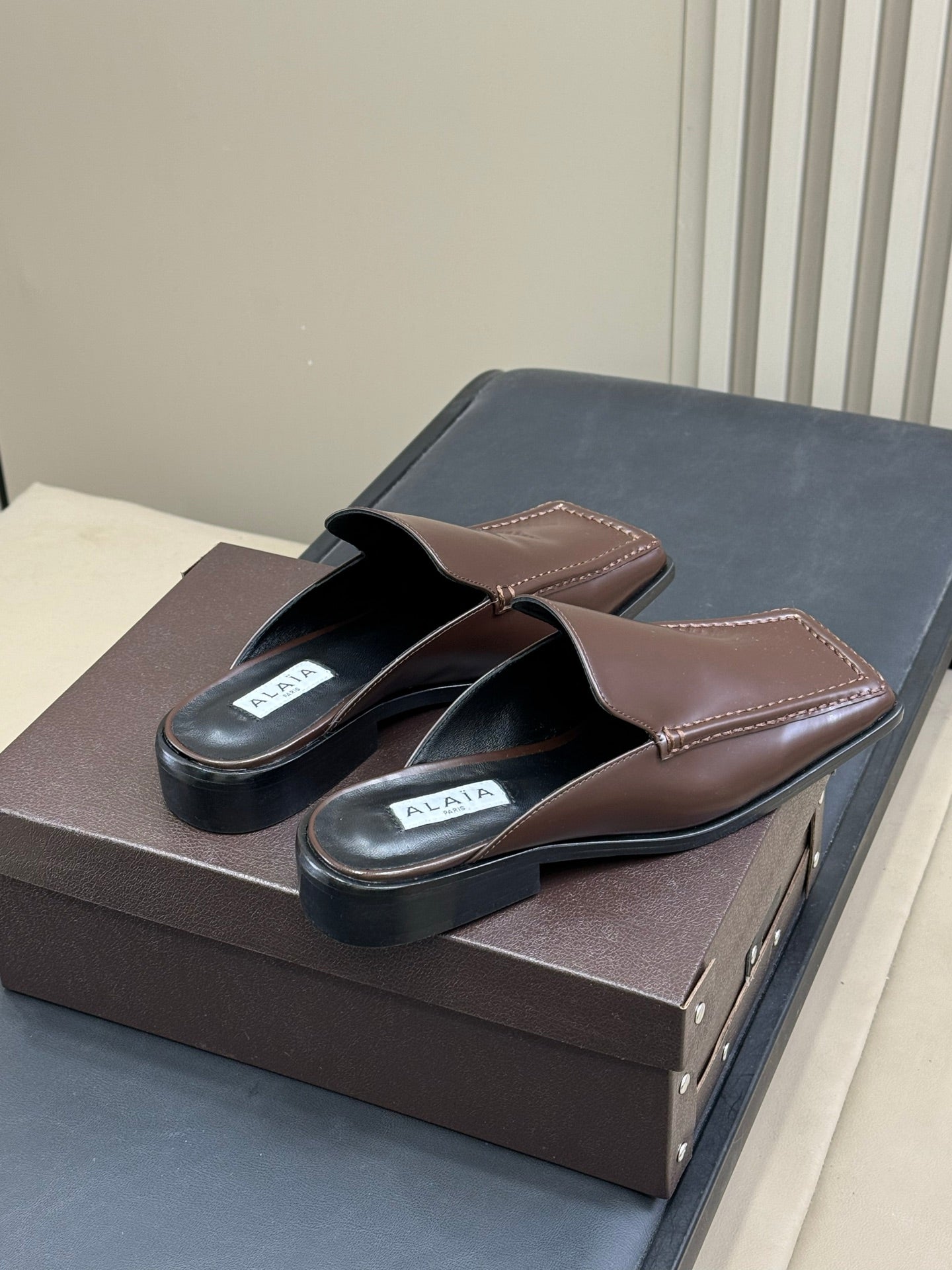 ALAIA 25S SQUARE LOAFER MULES IN BROWN GLOSSY CALFSKIN - 35