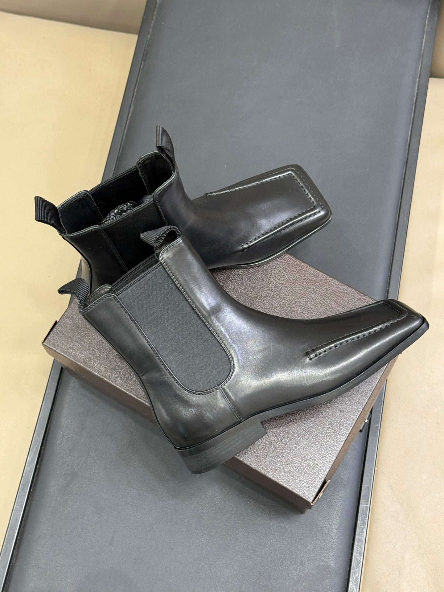 ALAIA 25S SQUARE TOE CHELSEA ANKLE BOOTS SHOES IN BLACK CALFSKIN - 35