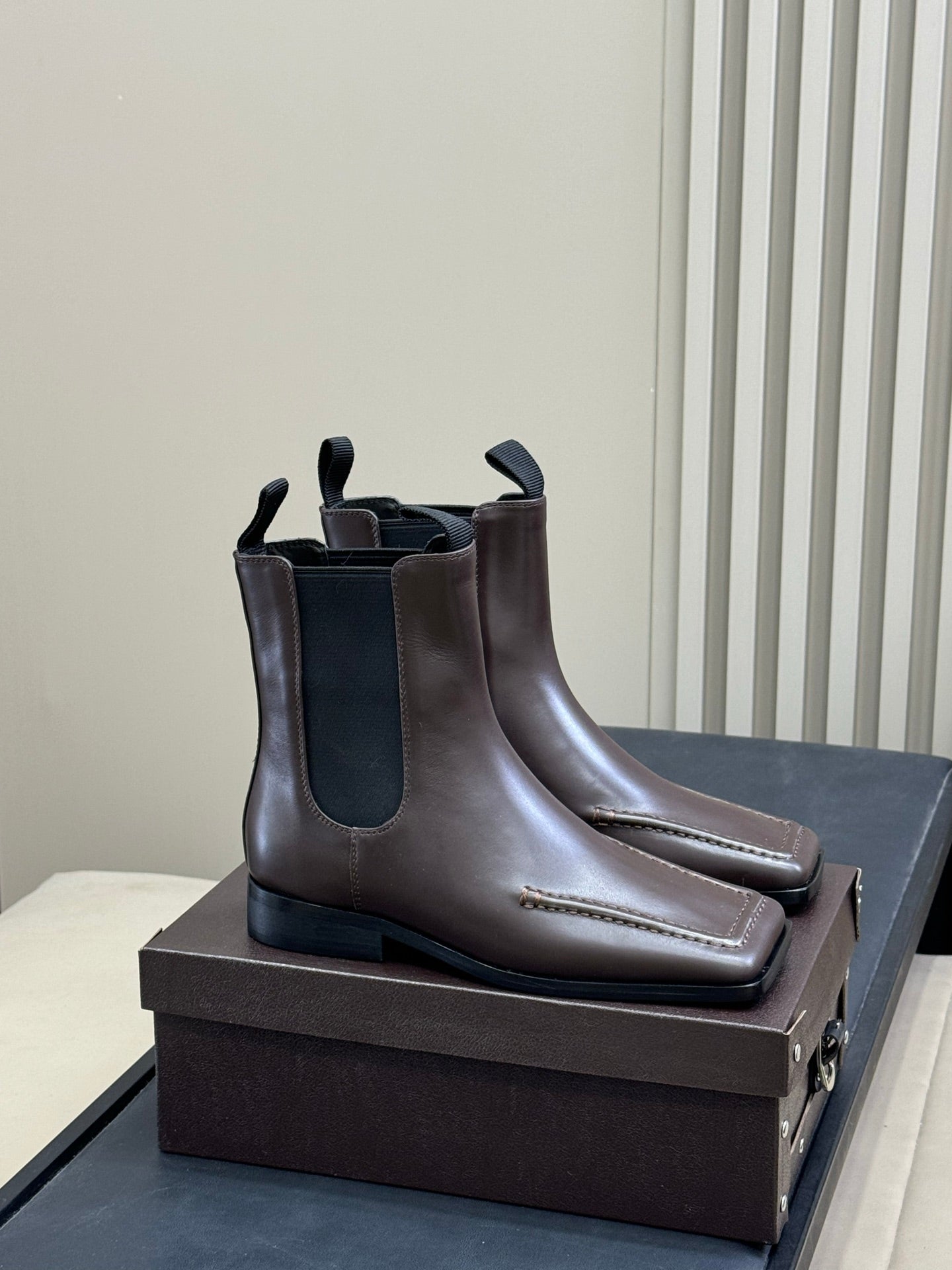 ALAIA 25S SQUARE TOE CHELSEA ANKLE BOOTS SHOES IN BROWN CALFSKIN - 35