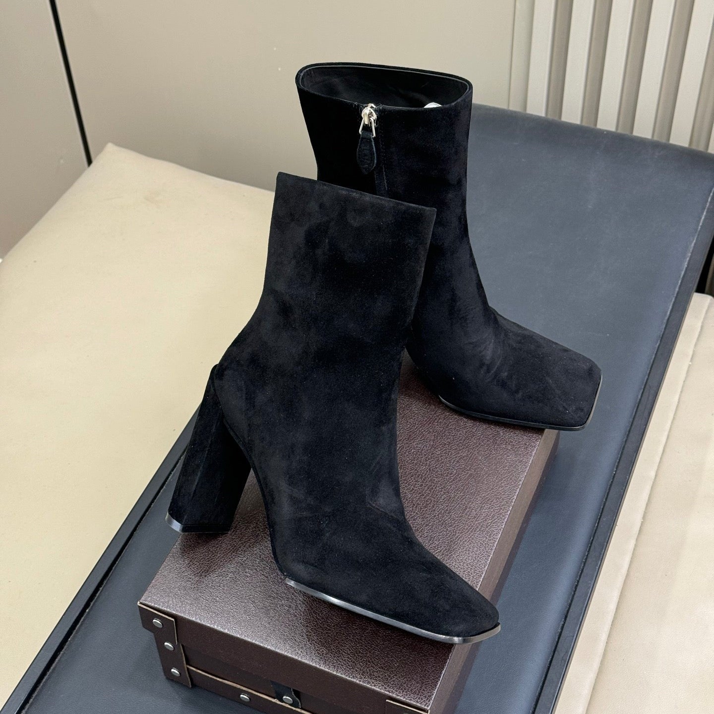 ALAIA 25S ANKLE HIGH-HEELED BOOTS IN BLACK SUEDE - 35