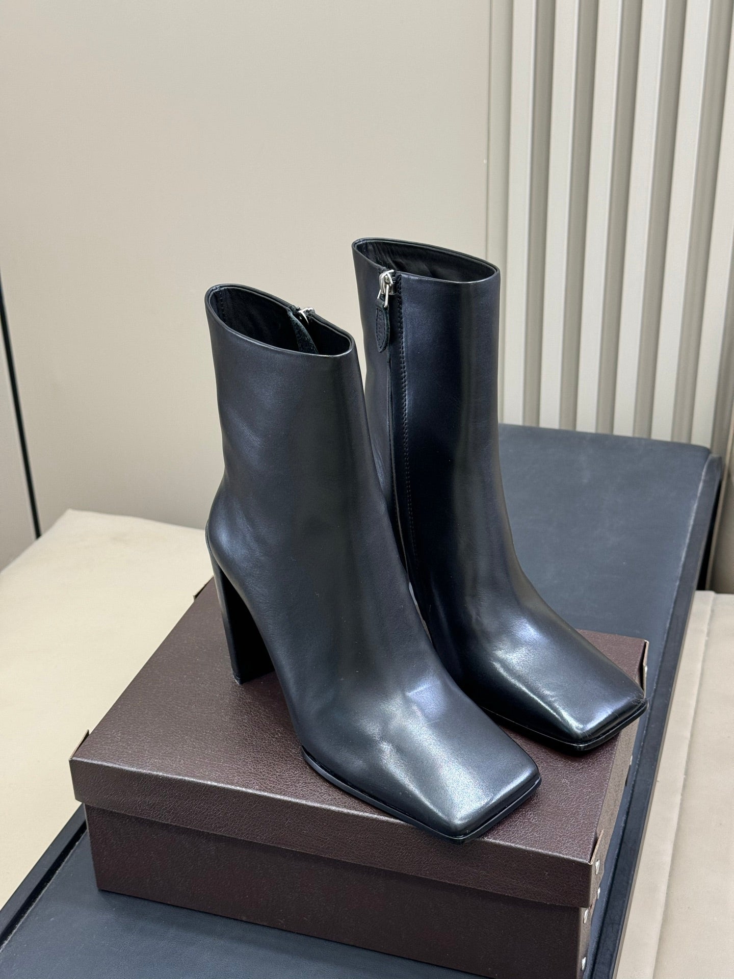 ALAIA 25S SQUARE ANKLE BOOTS IN BLACK CALFSKIN - 35