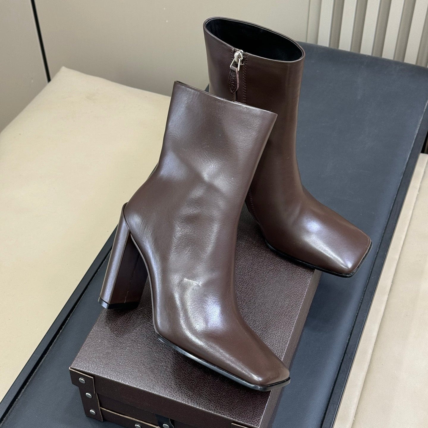 ALAIA 25S ANKLE HIGH-HEELED BOOTS IN DARK BROWN CALFSKIN - 35