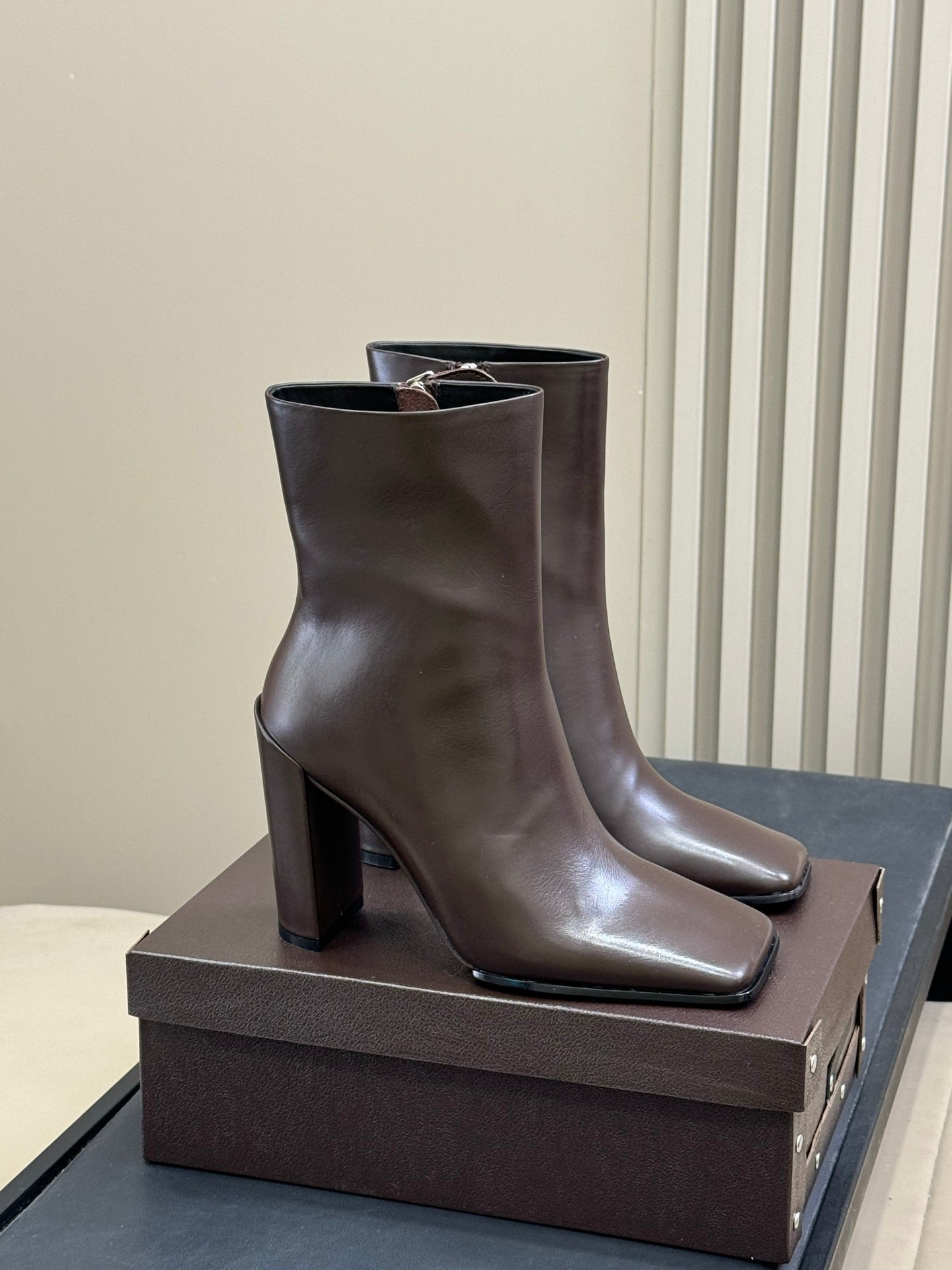 ALAIA 25S ANKLE HIGH-HEELED BOOTS IN DARK BROWN CALFSKIN - 35