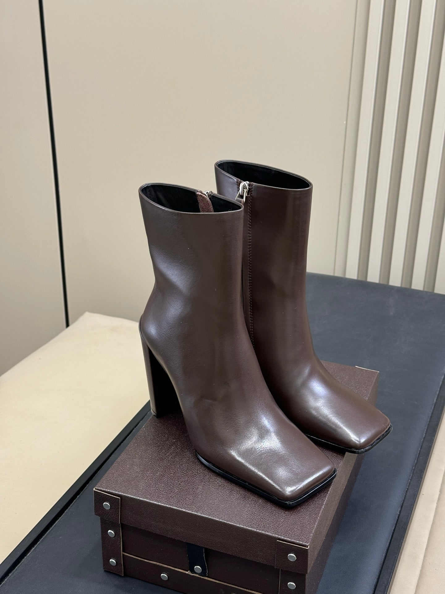 ALAIA 25S ANKLE HIGH-HEELED BOOTS IN DARK BROWN CALFSKIN - 35