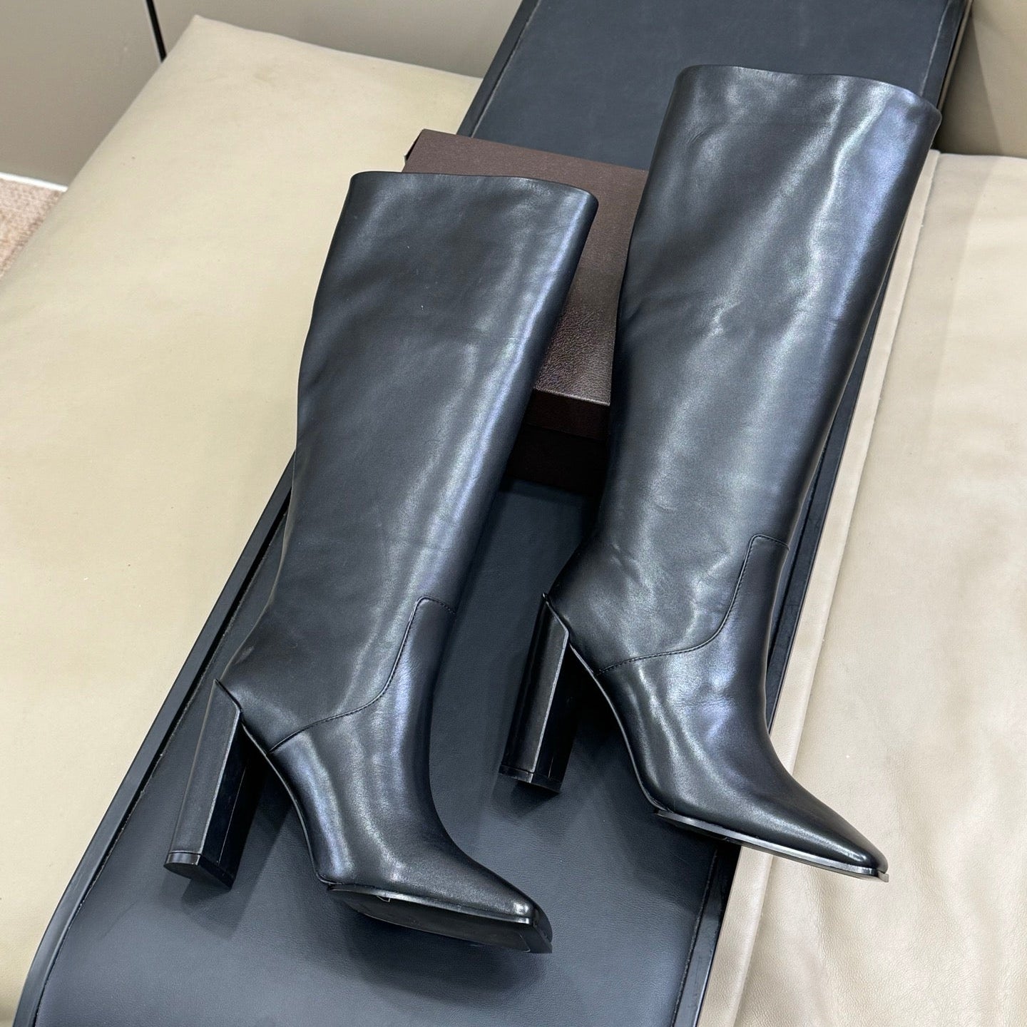 ALAIA 25S KNEE-HIGH SQUARE-TOE BOOTS IN BLACK CALFSKIN - 35