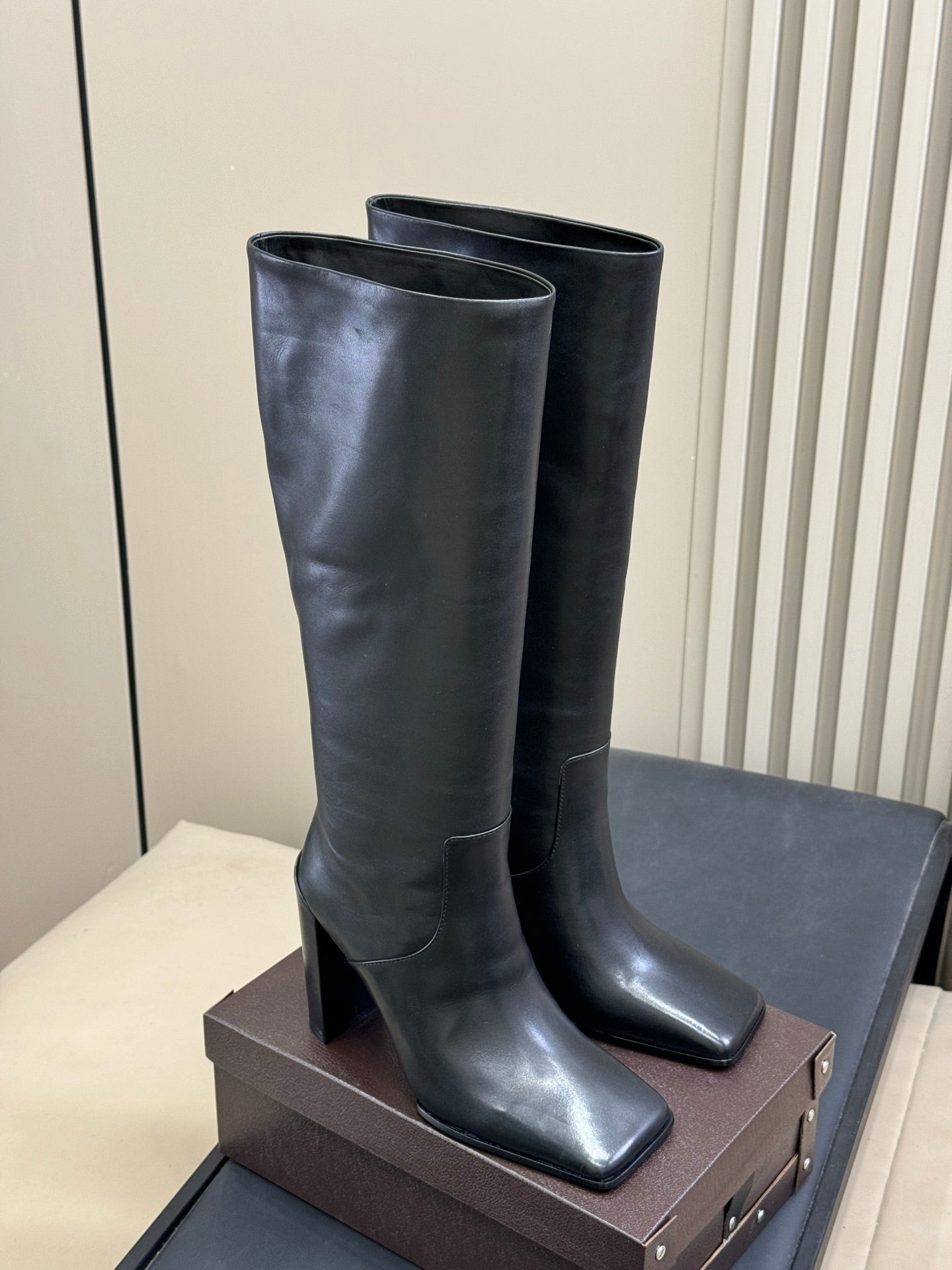ALAIA 25S KNEE-HIGH SQUARE-TOE BOOTS IN BLACK CALFSKIN - 35