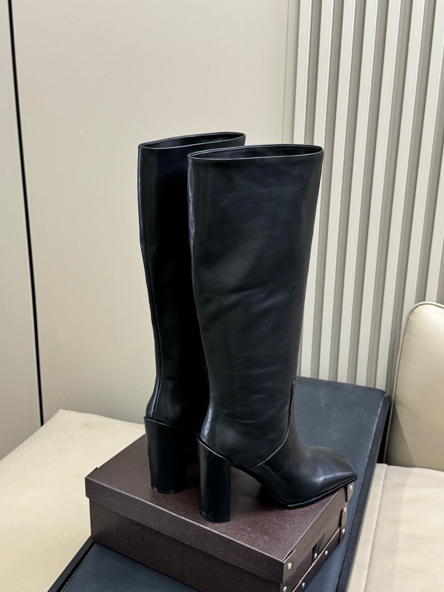 ALAIA 25S KNEE-HIGH SQUARE-TOE BOOTS IN BLACK CALFSKIN - 35