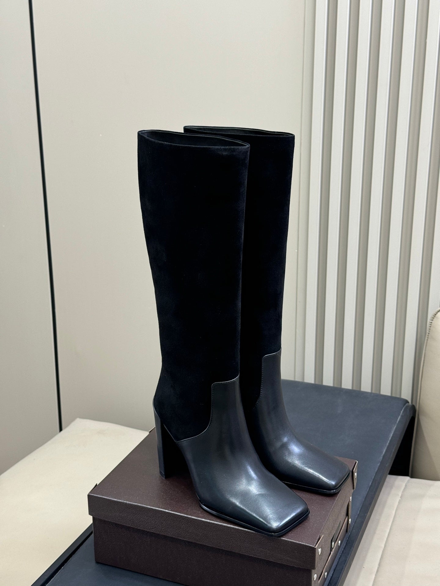 ALAIA 25S KNEE BOOTS IN BLACK CALFSKIN AND SUEDE - 35