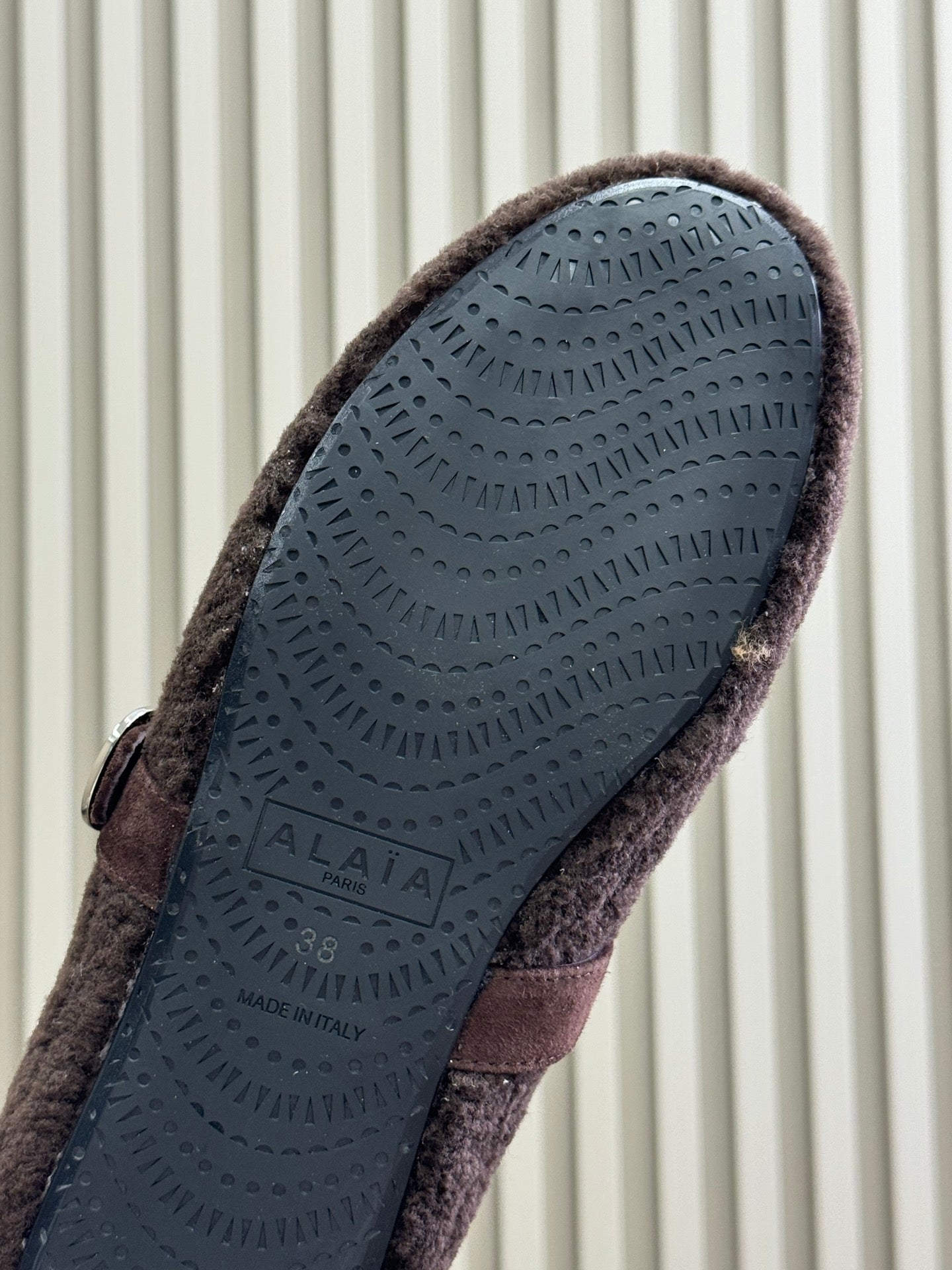 ALAIA 25S COZY MARY JANE SHEARLING FLATS IN DARK BROWN - 35