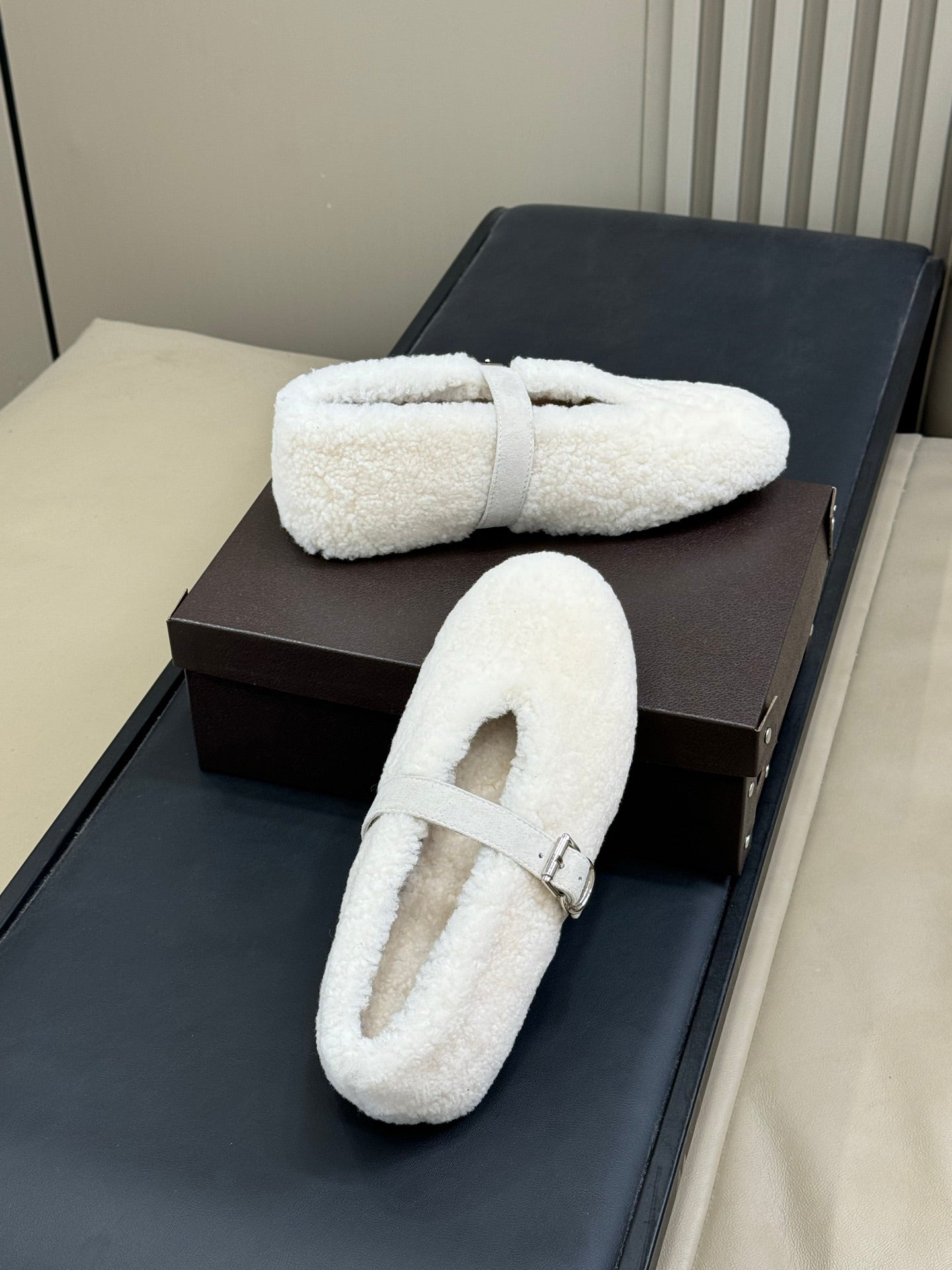 ALAIA 25S COZY MARY JANE SHEARLING FLATS IN WHITE - 35