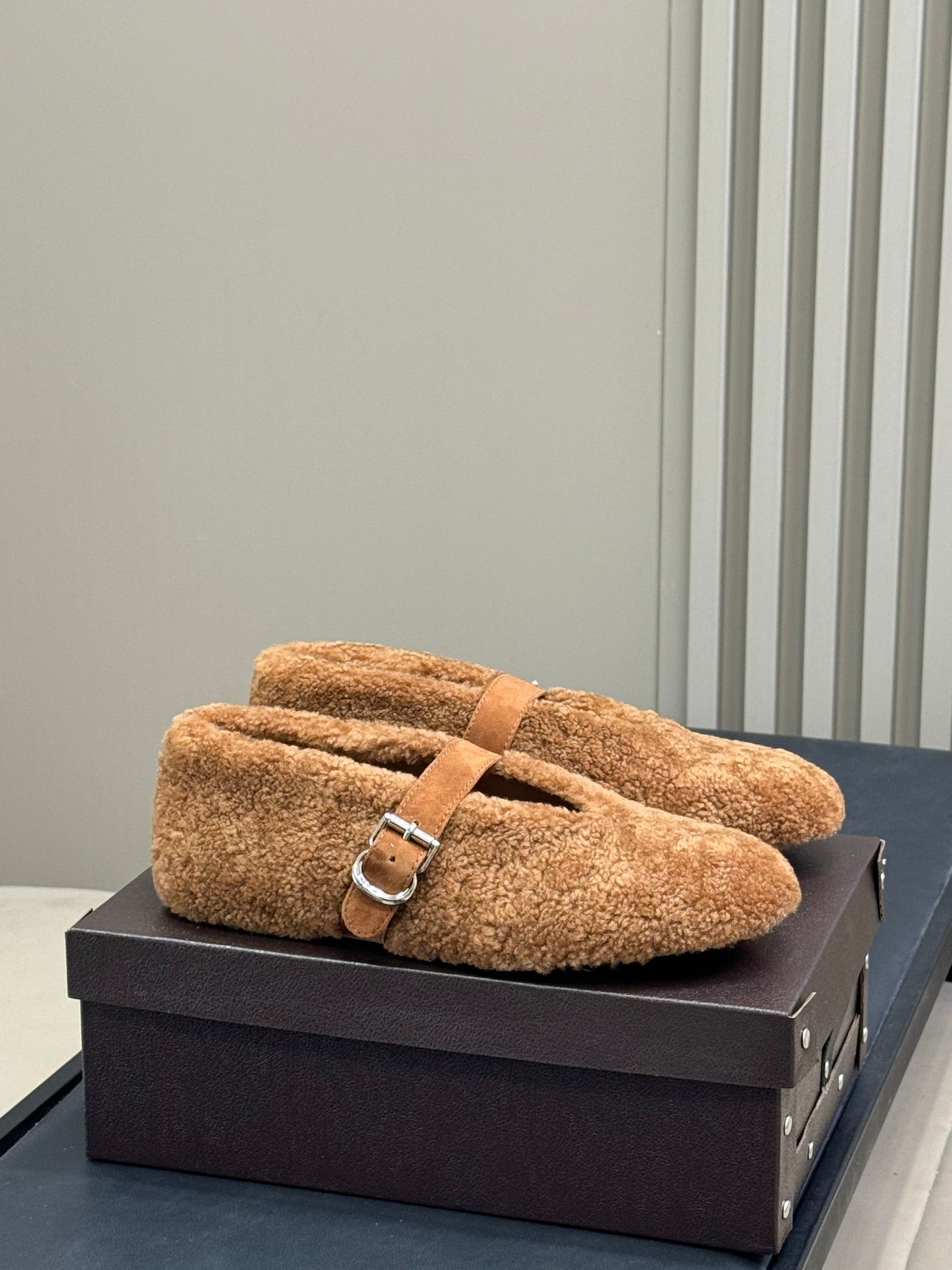 ALAIA 25S COZY MARY JANE SHEARLING FLATS IN CARAMEL - 35