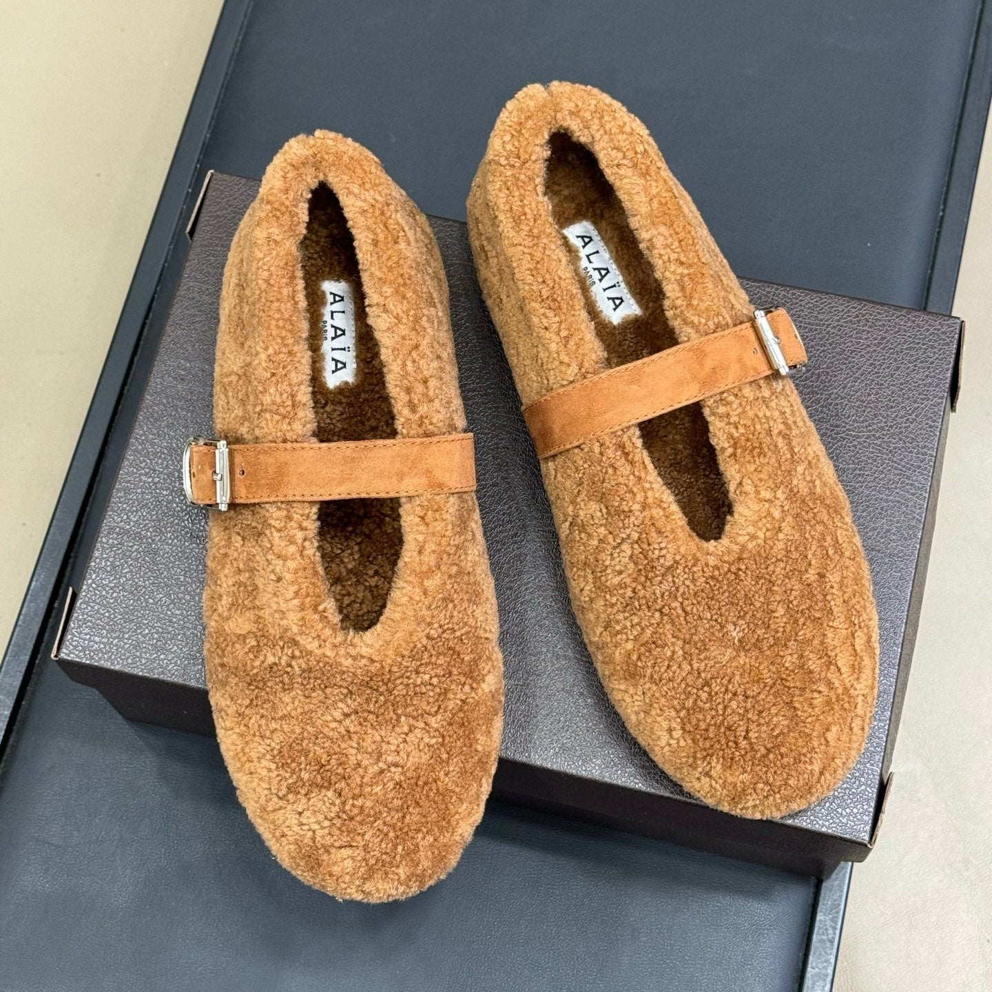 ALAIA 25S COZY MARY JANE SHEARLING FLATS IN CARAMEL - 35
