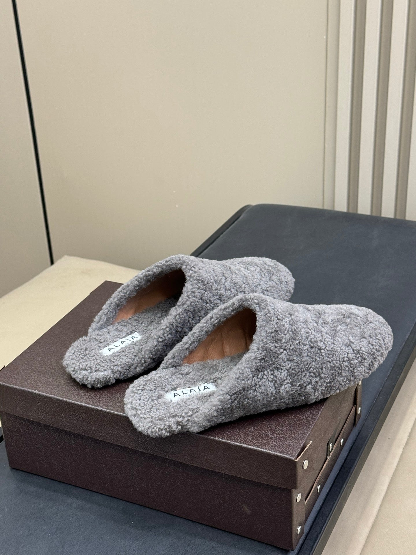 ALAIA 25S SHEARLING COZY SLIPPERS IN DARK GRAY - 35
