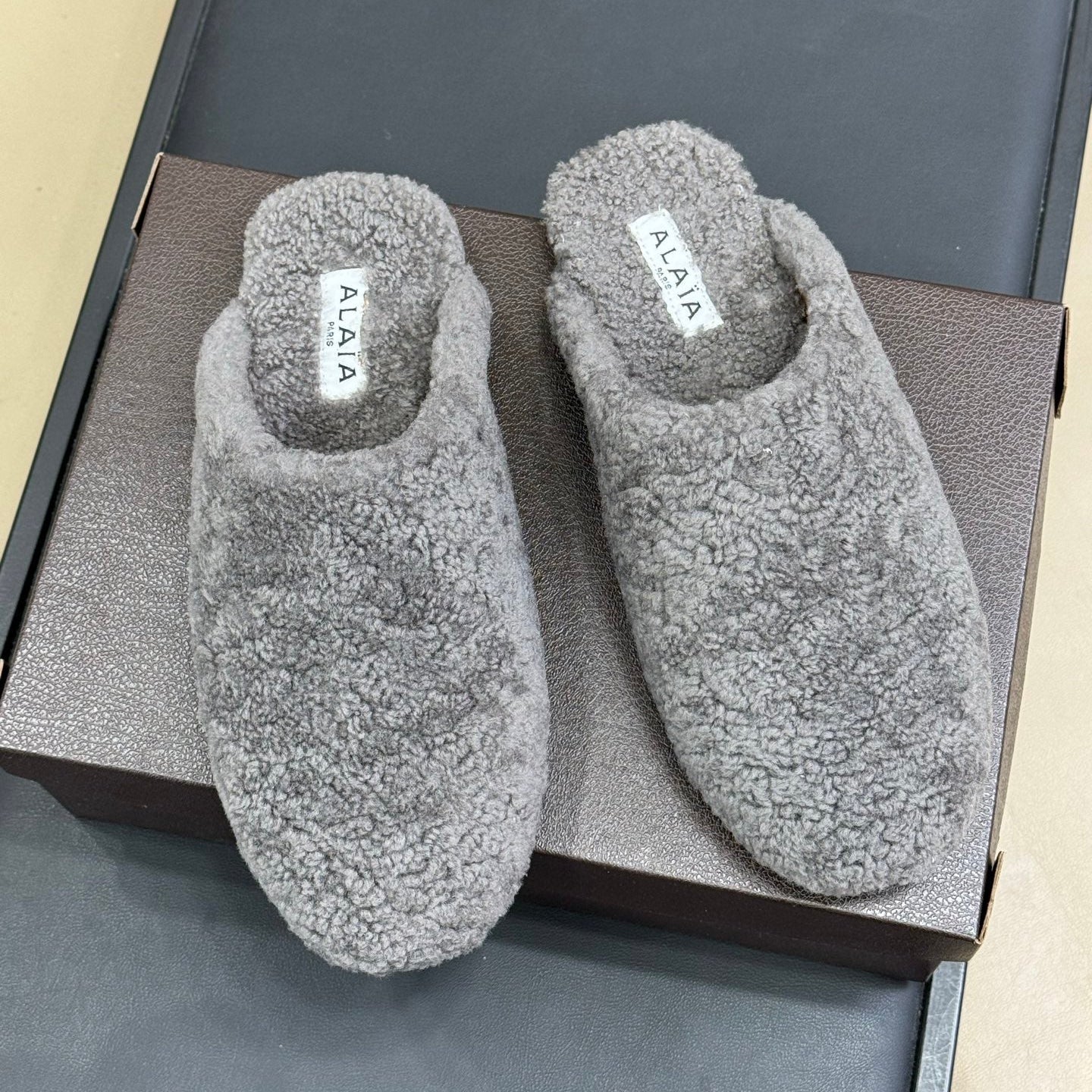 ALAIA 25S SHEARLING COZY SLIPPERS IN DARK GRAY - 35