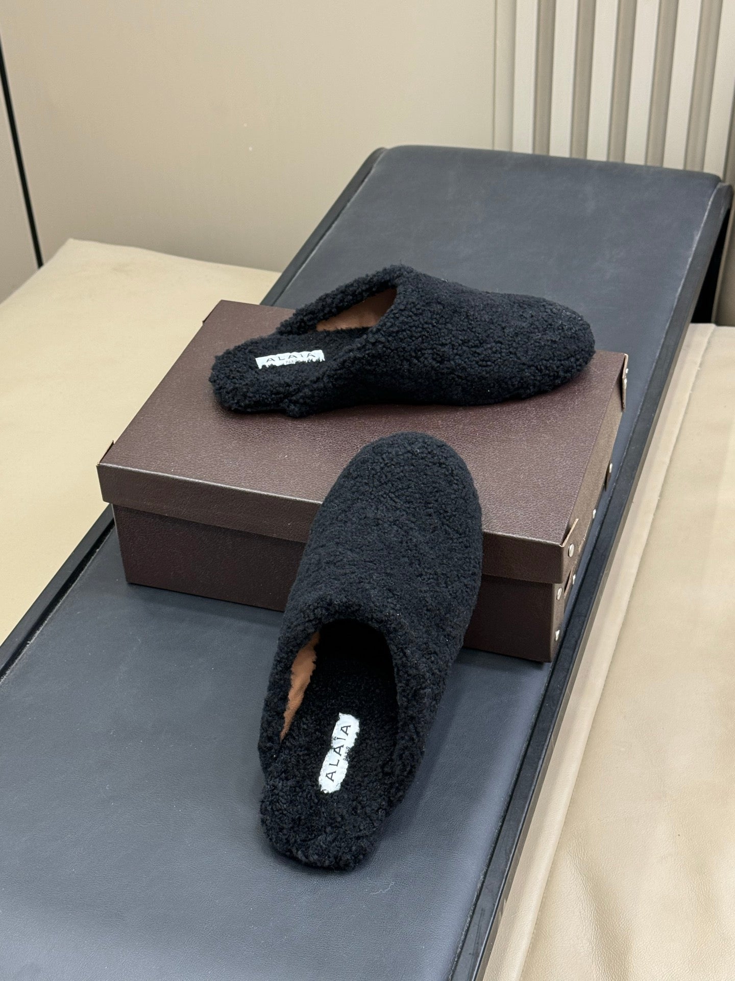ALAIA 25S SHEARLING COZY SLIPPERS IN BLACK - 35