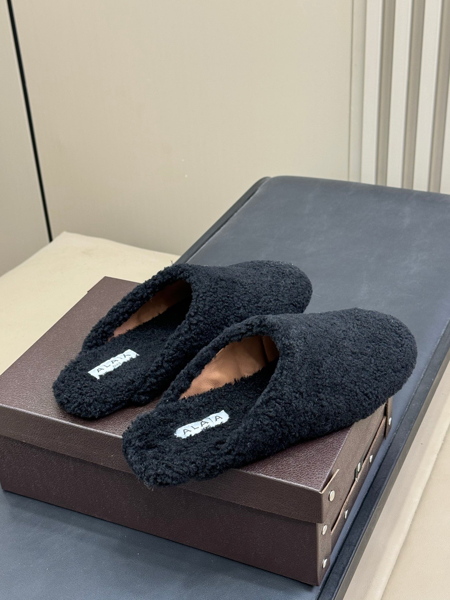 ALAIA 25S SHEARLING COZY SLIPPERS IN BLACK - 35
