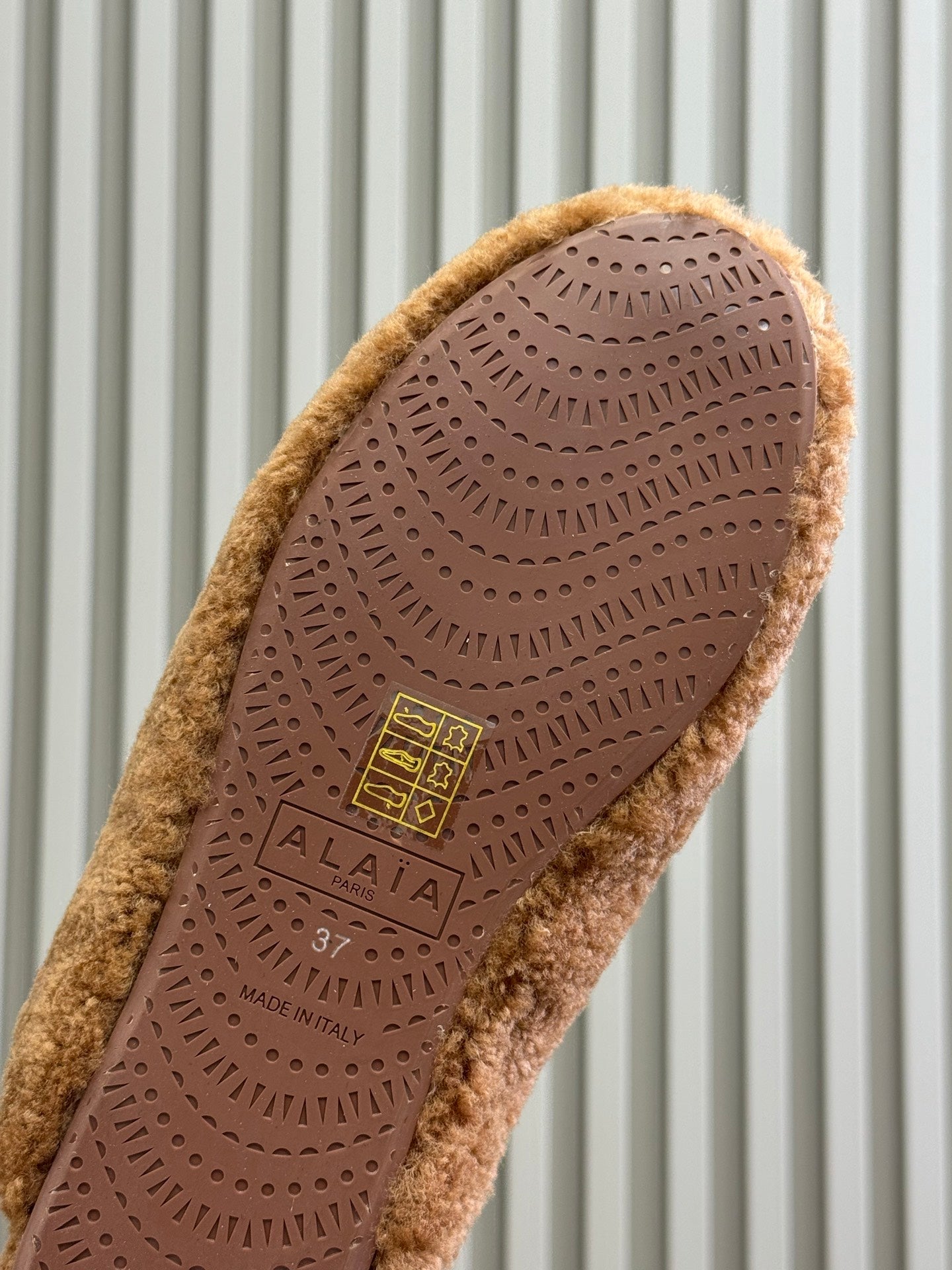 ALAIA 25S SHEARLING COZY SLIPPERS IN CARAMEL - 35