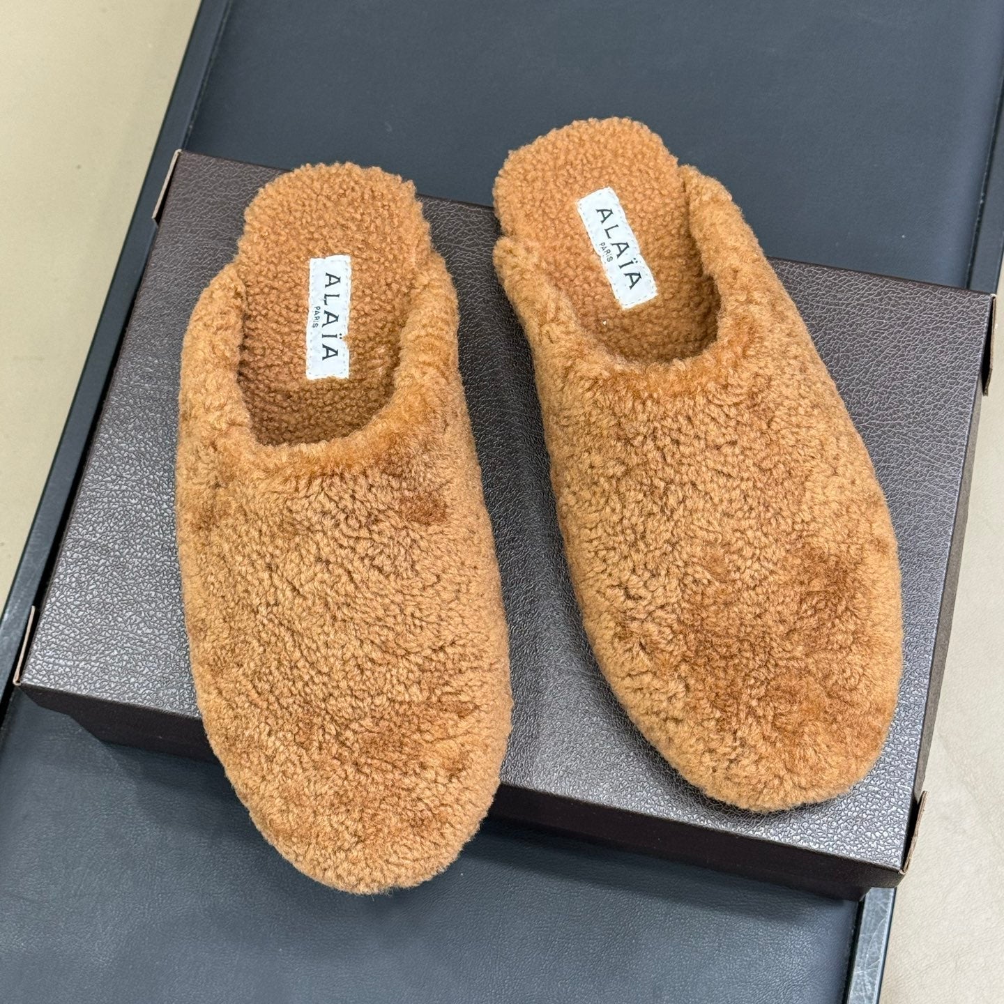ALAIA 25S SHEARLING COZY SLIPPERS IN CARAMEL - 35