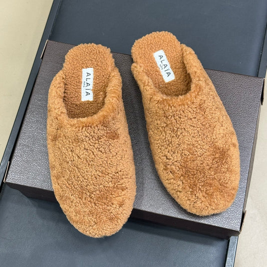 ALAIA 25S SHEARLING COZY SLIPPERS IN CARAMEL - 35