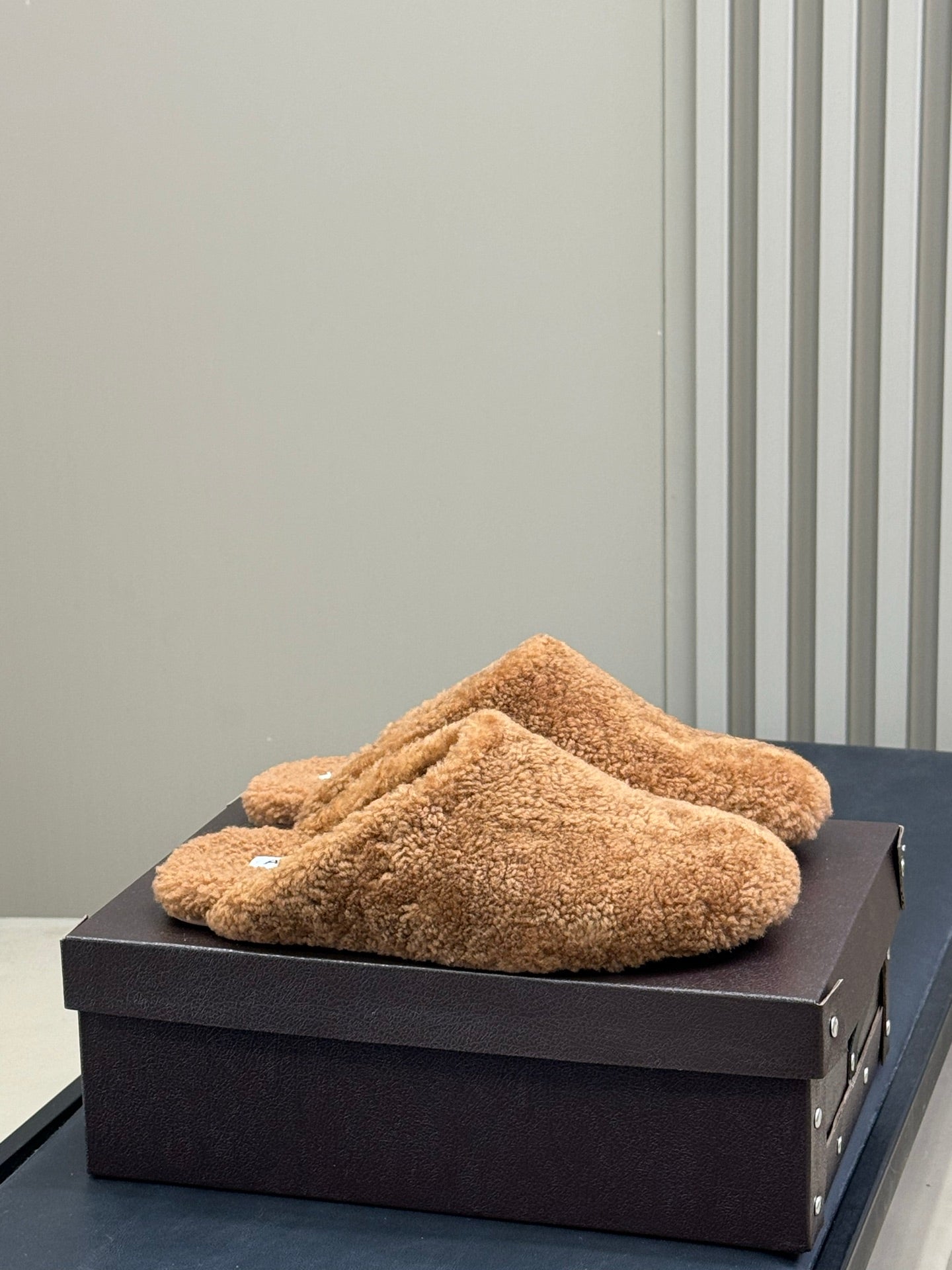ALAIA 25S SHEARLING COZY SLIPPERS IN CARAMEL - 35