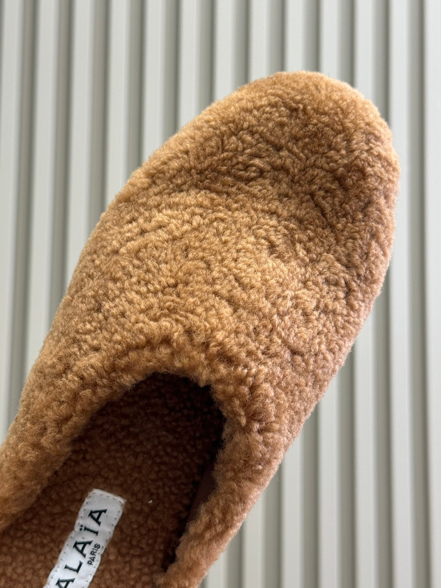 ALAIA 25S SHEARLING COZY SLIPPERS IN CARAMEL - 35