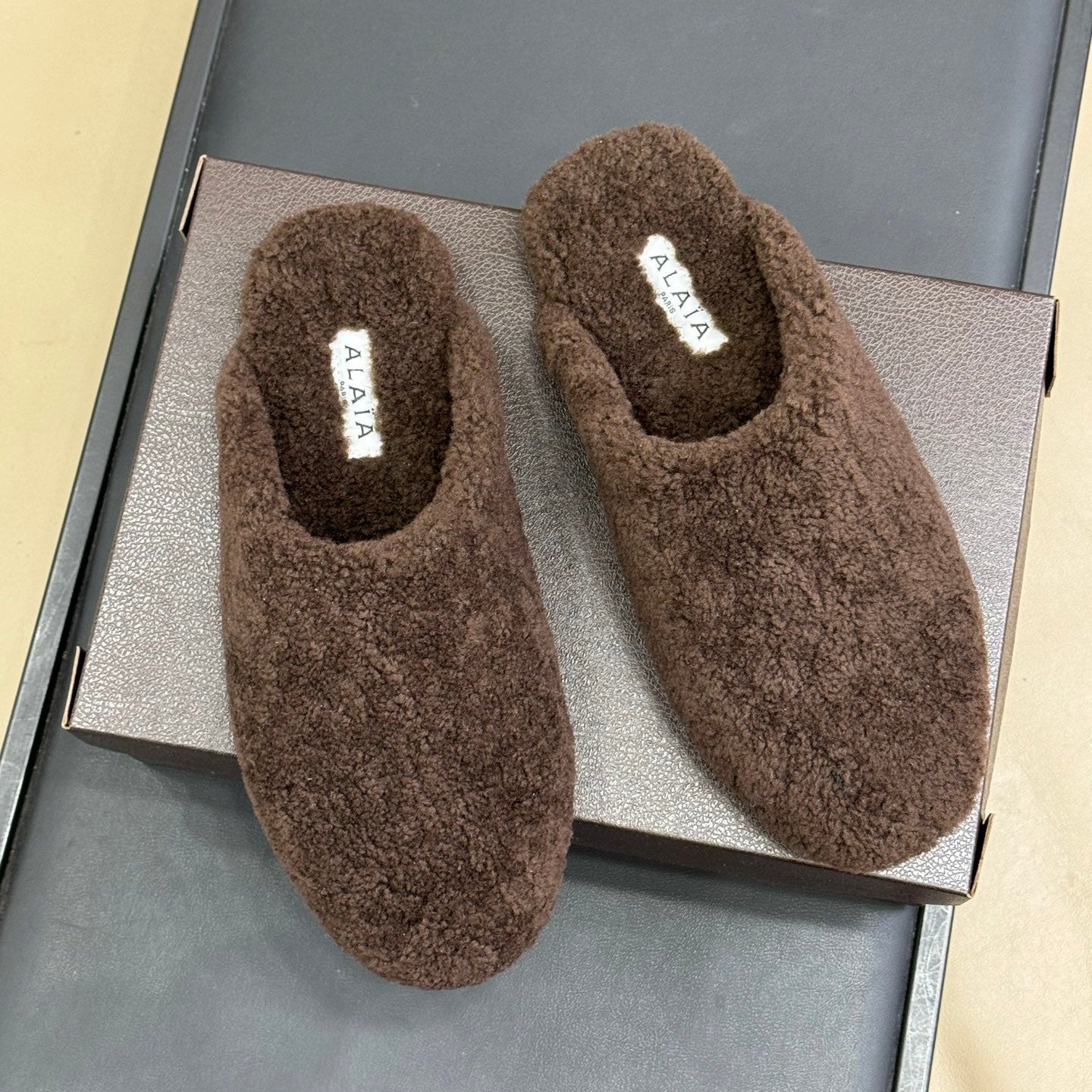 ALAIA 25S SHEARLING COZY SLIPPERS IN DARK BROWN - 35